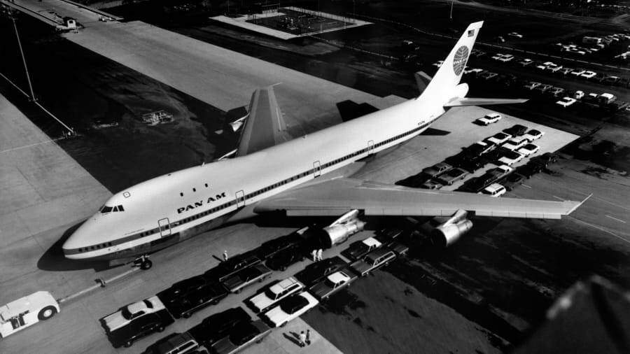 Ở vị tr&iacute; thứ 7 l&agrave; Boeing 747, được sản xuất từ năm 1968 đến nay. 
Hiện đ&atilde; giao 1.527 chiếc. Từng được mệnh danh l&agrave; &ldquo;Nữ ho&agrave;ng bầu trời&rdquo;, m&aacute;y bay Boeing 747 với 4 động cơ l&agrave; m&aacute;y bay th&acirc;n rộng đầu ti&ecirc;n.
D&ograve;ng m&aacute;y bay n&agrave;y được đưa v&agrave;o phục đầu ti&ecirc;n với h&atilde;ng h&agrave;ng kh&ocirc;ng huyền thoại Pan Amm v&agrave; song h&agrave;nh với thời kỳ ho&agrave;ng kim của ng&agrave;nh vận tải h&agrave;ng kh&ocirc;ng thế giới. Từ năm 1990, d&ograve;ng m&aacute;y bay n&agrave;y đ&atilde; được Tổng thống Mỹ lựa chọn l&agrave;m m&aacute;y bay chuy&ecirc;n dụng. D&agrave;n Chuy&ecirc;n cơ Kh&ocirc;ng lực Một của Tổng thống Mỹ bao gồm 2 m&aacute;y bay 747-200B được đ&oacute;ng ri&ecirc;ng phục vụ Tổng thống. 
V&agrave;i năm gần đ&acirc;y, nhiều h&atilde;ng h&agrave;ng kh&ocirc;ng đ&atilde; thay thế 747 bằng c&aacute;c d&ograve;ng m&aacute;y bay 2 động cơ hiệu quả v&agrave; to lớn. 
Boeing dự định sẽ giao chiếc m&aacute;y bay 747-8 cuối c&ugrave;ng trong lịch sử cho h&atilde;ng h&agrave;ng kh&ocirc;ng Atlas Air cuối năm nay.
