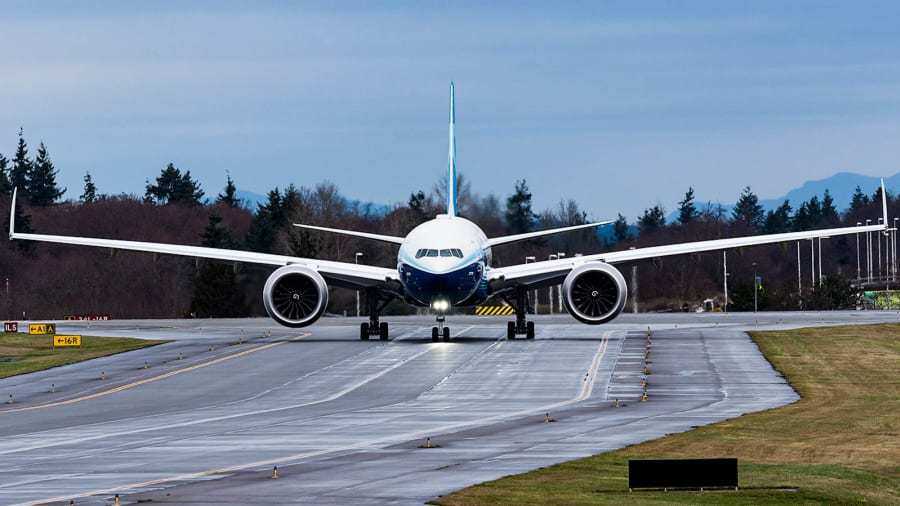 Ở vị tr&iacute; thứ 6 l&agrave; Boeing 777, d&ograve;ng m&aacute;y bay được sản xuất từ năm 1993 đến nay v&agrave; đ&atilde; c&oacute; 1.677 chiếc được giao. 
Boeing 777 l&agrave; d&ograve;ng m&aacute;y bay hai động cơ th&acirc;n rộng của Hoa Kỳ được C&ocirc;ng ty Commercial Airplanes Division thuộc h&atilde;ng Boeing chế tạo.
M&aacute;y bay n&agrave;y c&oacute; thế chở từ 301 đến 368 h&agrave;nh kh&aacute;ch trong cấu h&igrave;nh 3 hạng ghế v&agrave; c&oacute; tầm bay từ 5.210 đến 9.420 dặm (9.650 đến 17.450 km
D&ograve;ng 777 l&agrave; m&aacute;y bay thương mại đầu ti&ecirc;n được thiết kế ho&agrave;n to&agrave;n tr&ecirc;n m&aacute;y t&iacute;nh.
Mọi thứ được tạo ra tr&ecirc;n một hệ thống phần mềm CAD 3D (được gọi l&agrave; CATIA), cho ph&eacute;p c&aacute;c kỹ sư c&oacute; thể lắp r&aacute;p m&ocirc; phỏng, kiểm tra c&aacute;c can thiệp v&agrave; x&aacute;c minh độ tr&ugrave;ng kh&iacute;t với nhau giữa h&agrave;ng ng&agrave;n linh kiện của một chiếc 777 thật, trước khi bắt tay sản xuất c&aacute;c nguy&ecirc;n mẫu đầu ti&ecirc;n, giảm bớt chi ph&iacute; vận h&agrave;nh. 
Hiện tại đ&atilde; c&oacute; 8 phi&ecirc;n bản kh&aacute;c nhau của d&ograve;ng m&aacute;y bay n&agrave;y như 777X si&ecirc;u lớn v&agrave; một dự &aacute;n 777X-9 dự kiến sẽ đưa v&agrave;o hoạt động từ năm 2024.