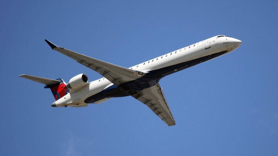 Đứng vị tr&iacute; thứ 4 l&agrave; Bombardier CRJ (1991-2020). T&iacute;nh đến nay Bombardier đ&atilde; giao 1.945 chiếc m&aacute;y bay thuộc d&ograve;ng n&agrave;y. 
Đ&acirc;y l&agrave; d&ograve;ng m&aacute;y bay khu vực, k&iacute;ch thước nhỏ chưa tới 100 chỗ, được thiết kế cho c&aacute;c tuyến đường ngắn. 
D&ograve;ng m&aacute;y bay khu vực của Bombardier l&agrave; d&ograve;ng m&aacute;y bay b&aacute;n tốt nhất trong c&ugrave;ng ph&acirc;n kh&uacute;c.