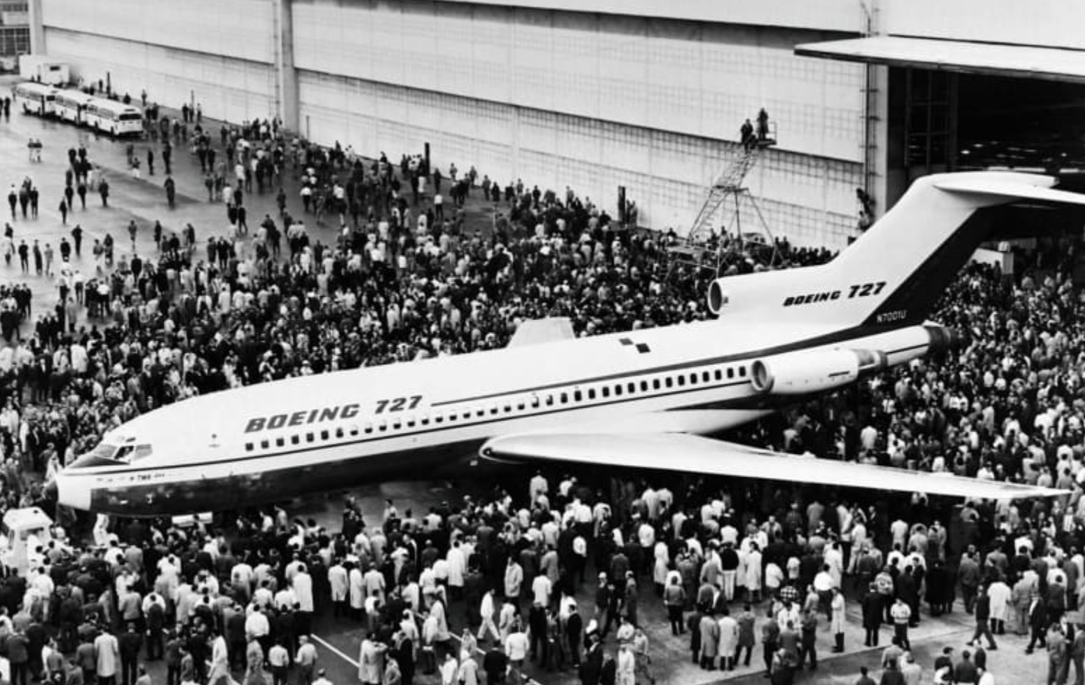 Tiếp theo, ở vị tr&iacute; thứ 5 l&agrave; Boeing 727. D&ograve;ng m&aacute;y bay được sản xuất từ năm 1962 đến năm 1984 với 1.832 chiếc đ&atilde; được giao.
Chiếc m&aacute;y bay tầm trung, đu&ocirc;i h&igrave;nh chữ T v&agrave; 3 động cơ lắp r&aacute;p ở phần đu&ocirc;i, vừa c&oacute; khả năng thực hiện c&aacute;c chuyến bay xuy&ecirc;n đại dương vừa đủ linh hoạt để hạ c&aacute;nh xuống đường băng ngắn tại c&aacute;c s&acirc;n bay nhỏ. 
Ban đầu, Boeing chỉ định sản xuất khoảng 250 chiếc nhưng sau đ&oacute; n&oacute; đ&atilde; trở th&agrave;nh m&aacute;y bay thương mại đầu ti&ecirc;n đạt ngưỡng 1.000 chiếc.