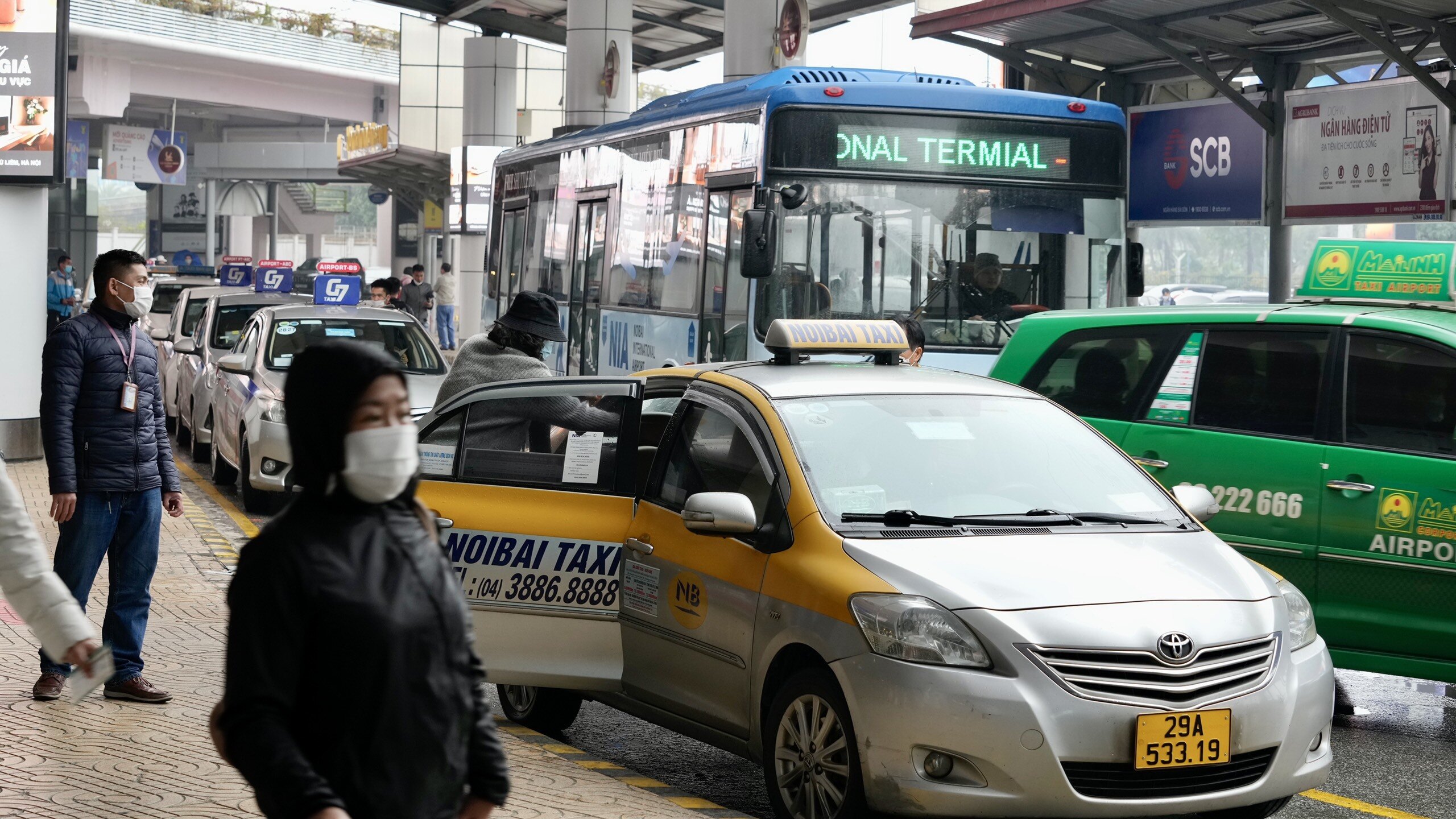 Khu vực đ&oacute;n taxi b&ecirc;n ngo&agrave;i nh&agrave; ga đến.