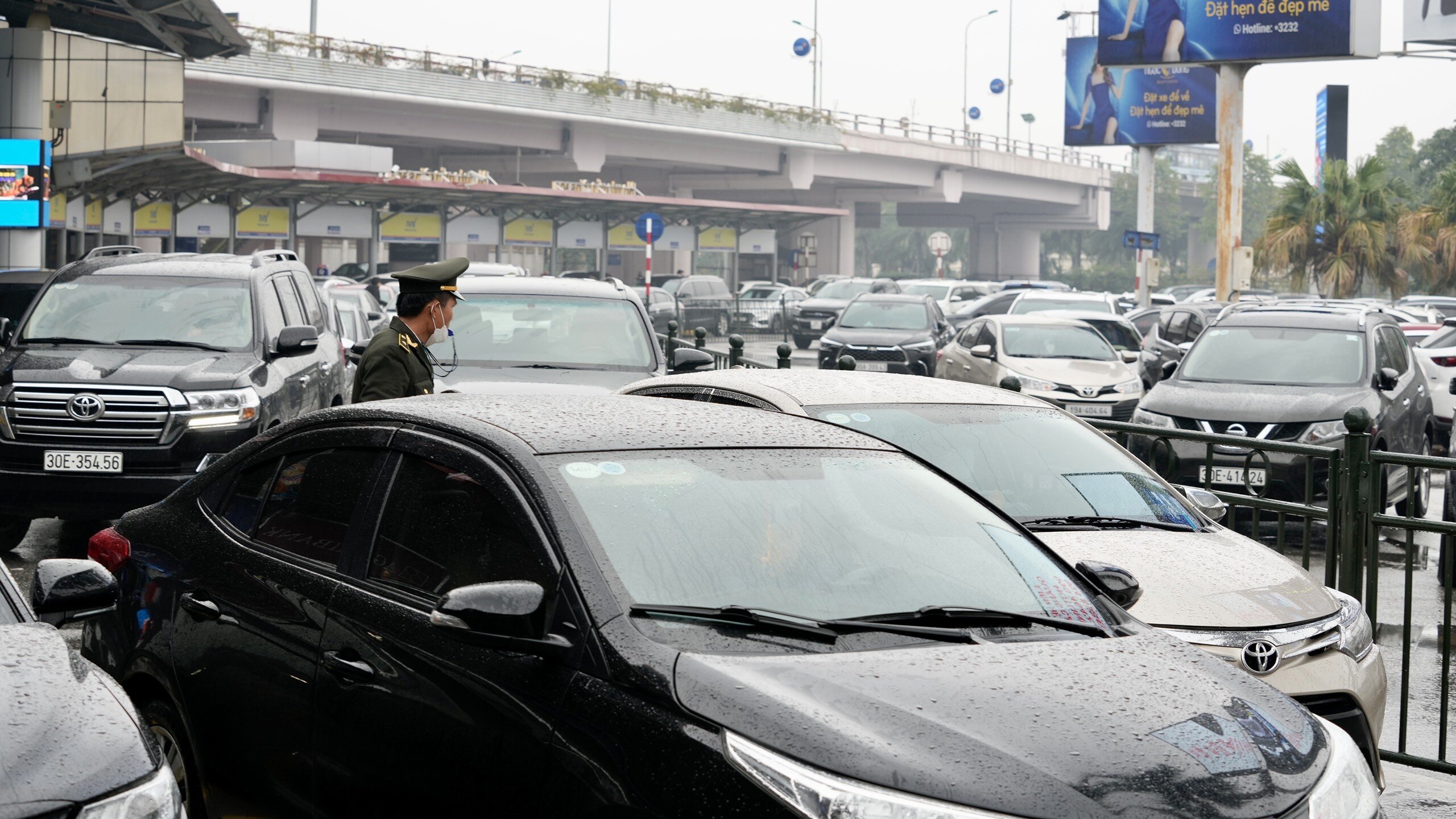 Nh&acirc;n vi&ecirc;n s&acirc;n bay li&ecirc;n tục c&oacute; mặt ph&acirc;n luồng, chống &ugrave;n tắc.