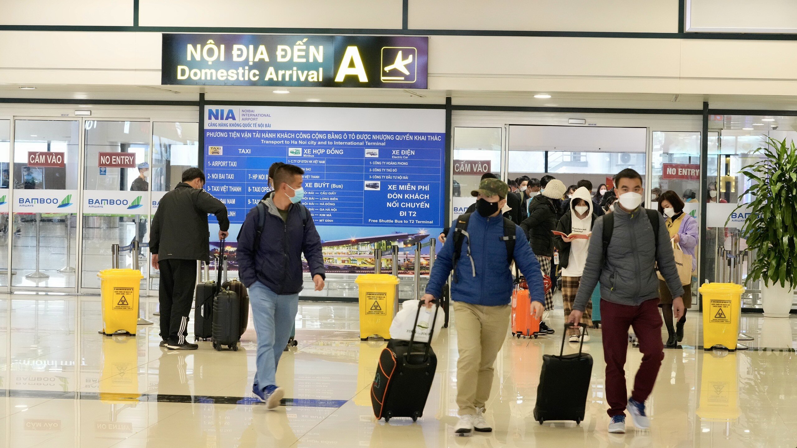 Trong ng&agrave;y h&ocirc;m nay, Nội B&agrave;i cũng đ&oacute;n một lượng kh&aacute;ch bay về tương đối đ&ocirc;ng. Đ&acirc;y hầu hết l&agrave; kh&aacute;ch du lịch trở về H&agrave; Nội trong ng&agrave;y cuối c&ugrave;ng của kỳ nghỉ Tết.
