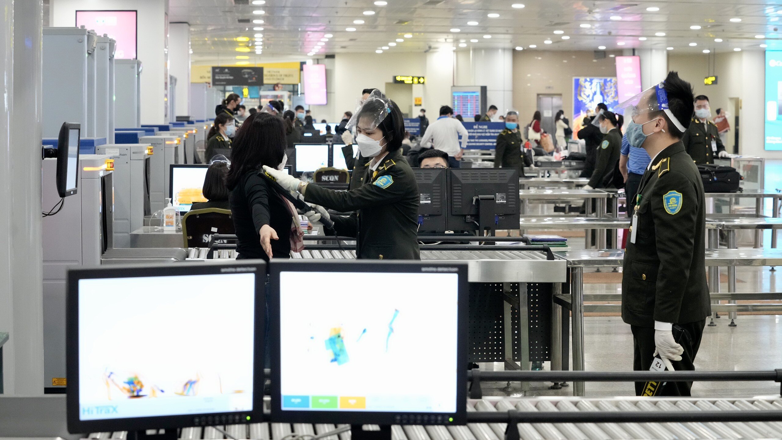 CHK Nội B&agrave;i đ&atilde; chủ động x&acirc;y dựng phương &aacute;n khai th&aacute;c, đảm bảo đ&aacute;p ứng tất cả c&aacute;c khung giờ cao điểm nhất.  C&ugrave;ng đ&oacute;, 22 điểm soi chiếu an ninh tại Nội B&agrave;i c&oacute; khả năng th&ocirc;ng qua được 4.000 kh&aacute;ch/giờ.