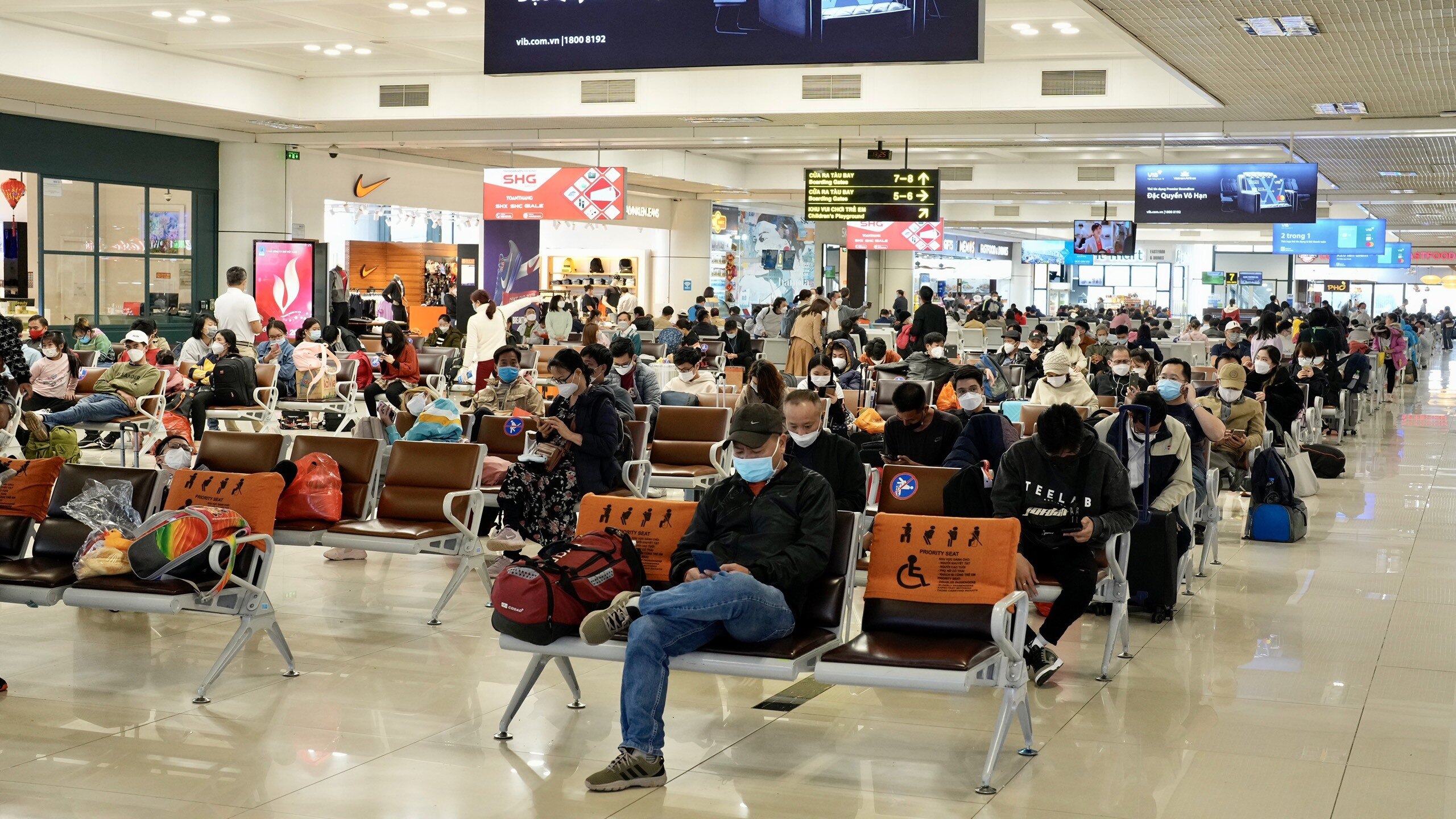 B&ecirc;n trong khu vực c&aacute;ch ly chờ l&ecirc;n m&aacute;y bay kh&aacute; đ&ocirc;ng đ&uacute;c.