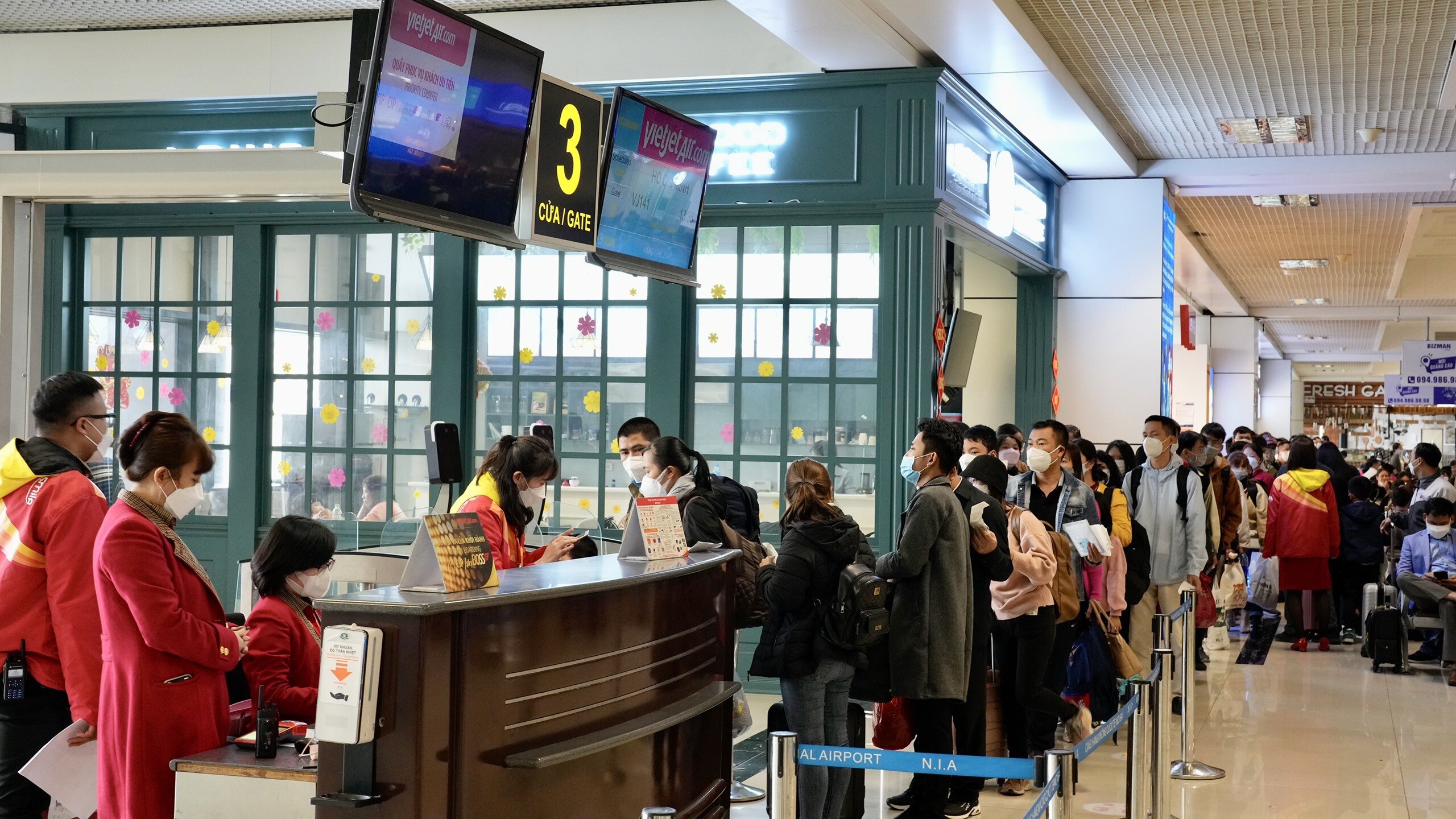 H&agrave;nh kh&aacute;ch xếp h&agrave;ng chờ ra m&aacute;y bay.