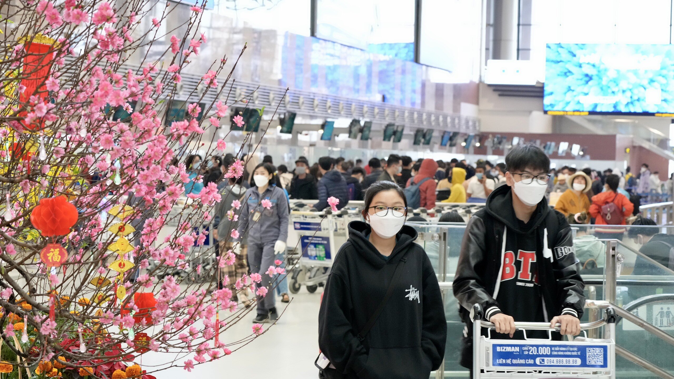 Đại diện Cảng HKQT Nội B&agrave;i cho biết, số lượng chuyến bay v&agrave; h&agrave;nh kh&aacute;ch qua s&acirc;n bay Nội B&agrave;i trong ng&agrave;y 5 - 6/2 đều tăng cao so với ng&agrave;y cao điểm nhất trước Tết.