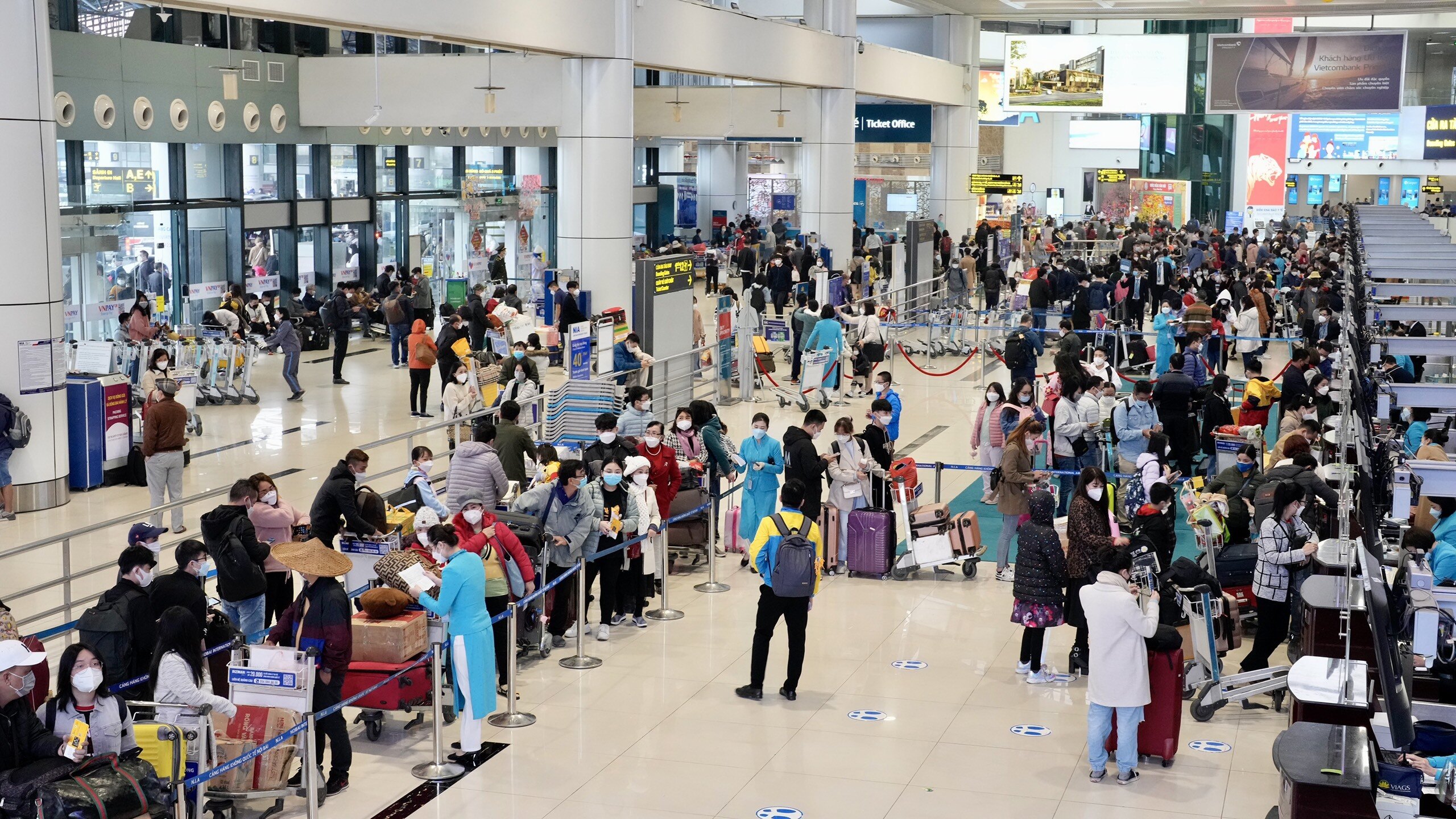 Theo l&atilde;nh đạo s&acirc;n bay Nội B&agrave;i, lượng kh&aacute;ch từ sau Tết chủ yếu l&agrave; kh&aacute;ch nội địa. Trong ng&agrave;y h&ocirc;m nay, dự kiến c&oacute; 56 ngh&igrave;n kh&aacute;ch.