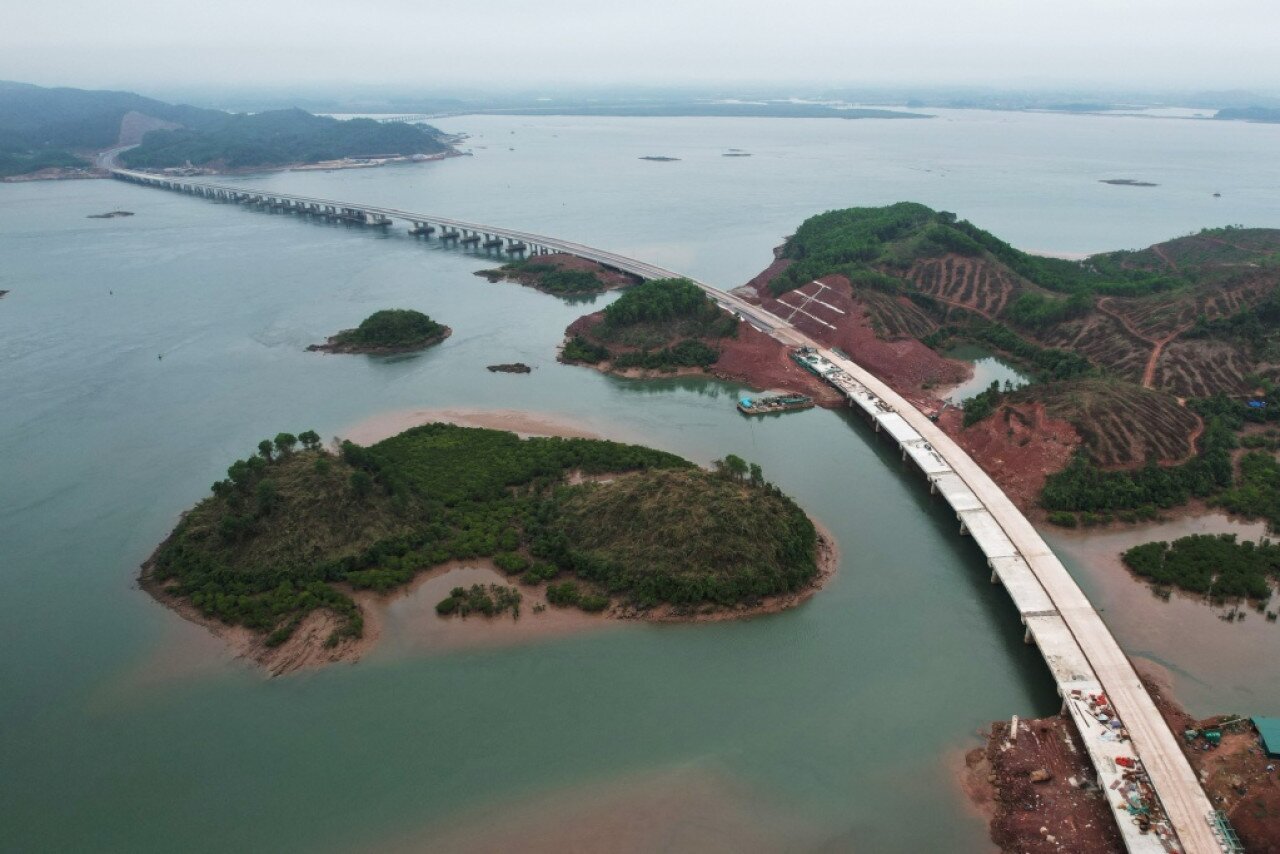 Để đảm bảo tiến độ dự kiến sẽ ho&agrave;n th&agrave;nh v&agrave;o qu&yacute; II năm nay, 9 nh&agrave; thầu tr&ecirc;n c&ocirc;ng trường cao tốc V&acirc;n Đồn - M&oacute;ng C&aacute;i đ&atilde; huy động h&agrave;ng trăm c&ocirc;ng nh&acirc;n c&ugrave;ng m&aacute;y m&oacute;c, thiết bị thi c&ocirc;ng kh&ocirc;ng ngừng nghỉ xuy&ecirc;n Tết. Ảnh: Cầu V&acirc;n Ti&ecirc;n tr&ecirc;n tuyến cao tốc V&acirc;n Đồn - M&oacute;ng C&aacute;i đ&atilde; dần hiện hữu.