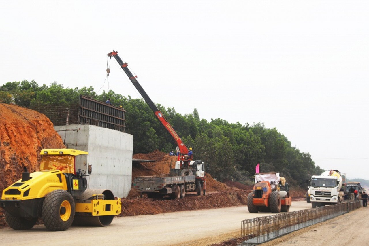 Việc ho&agrave;n th&agrave;nh đoạn tuyến cao tốc V&acirc;n Đồn - M&oacute;ng C&aacute;i được đ&aacute;nh gi&aacute; sẽ gi&uacute;p c&aacute;c khu kinh tế cửa khẩu tỉnh Quảng Ninh c&oacute; sự ph&aacute;t triển vượt bậc, tạo sức mạnh lan tỏa v&agrave; l&agrave; động lực gi&uacute;p khu vực miền Đ&ocirc;ng của Quảng Ninh tăng trưởng nhanh hơn, k&eacute;o gần khoảng c&aacute;ch về kinh tế - x&atilde; hội với c&aacute;c địa phương c&oacute; tốc độ ph&aacute;t triển cao như Hạ Long, Cẩm Phả, M&oacute;ng C&aacute;i... Ảnh: Thi c&ocirc;ng hạng mục cầu vượt cao tốc đoạn qua huyện Hải H&agrave;.
