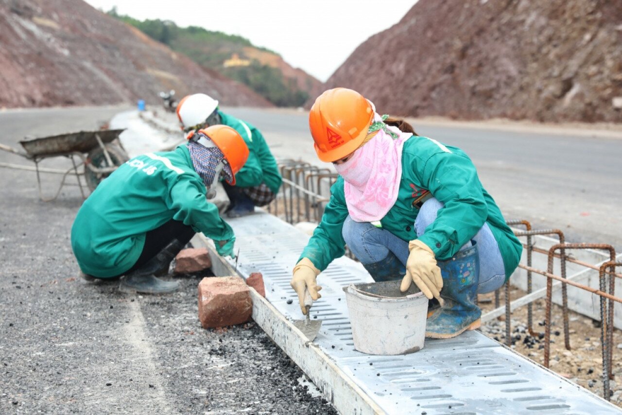Tuyến cao tốc cũng kết nối với c&aacute;c tuyến cao tốc d&agrave;i nhất nước ta l&agrave; L&agrave;o Cai - H&agrave; Nội - Hải Ph&ograve;ng - M&oacute;ng C&aacute;i, g&oacute;p phần r&uacute;t ngắn thời gian di chuyển từ H&agrave; Nội tới Cửa khẩu quốc tế M&oacute;ng C&aacute;i chỉ c&ograve;n 3 giờ so với 6 giờ trước đ&acirc;y. Ảnh: Lực lượng c&ocirc;ng nh&acirc;n ho&agrave;n thiện c&aacute;c hạng mục phụ tr&ecirc;n nhiều đoạn của dự &aacute;n cao tốc V&acirc;n Đồn - M&oacute;ng C&aacute;i.