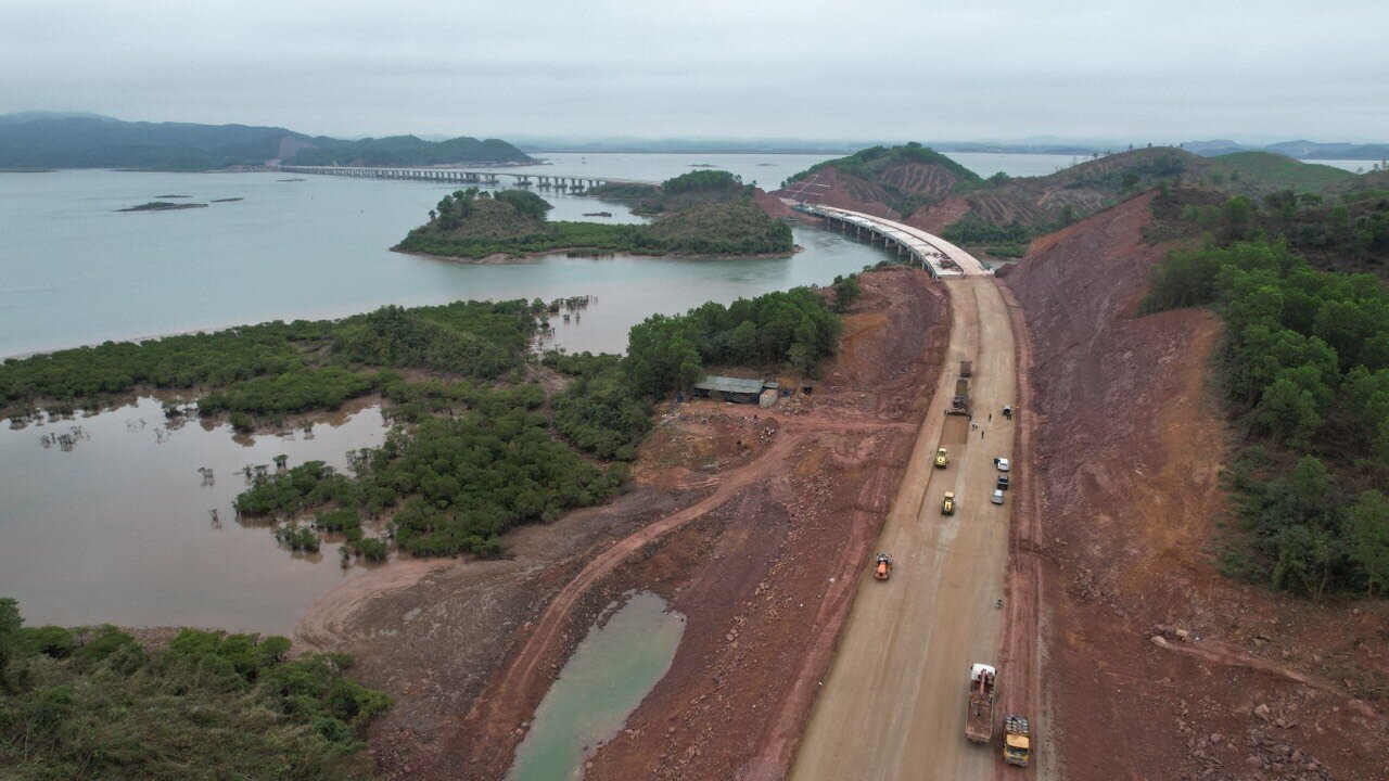 Để đảm bảo tiến độ dự kiến sẽ ho&agrave;n th&agrave;nh v&agrave;o qu&yacute; II năm nay, 9 nh&agrave; thầu tr&ecirc;n c&ocirc;ng trường cao tốc V&acirc;n Đồn - M&oacute;ng C&aacute;i đ&atilde; huy động h&agrave;ng trăm c&ocirc;ng nh&acirc;n c&ugrave;ng m&aacute;y m&oacute;c, thiết bị thi c&ocirc;ng kh&ocirc;ng ngừng nghỉ xuy&ecirc;n Tết.