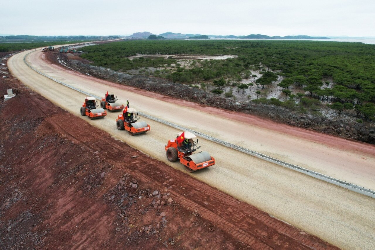 Cao tốc V&acirc;n Đồn - M&oacute;ng C&aacute;i d&agrave;i gần 80km, quy m&ocirc; đường cao tốc 4 l&agrave;n xe, vận tốc tối đa 120km/h, đi qua c&aacute;c huyện V&acirc;n Đồn, Ti&ecirc;n Y&ecirc;n, Đầm H&agrave;, Hải H&agrave; v&agrave; TP M&oacute;ng C&aacute;i.