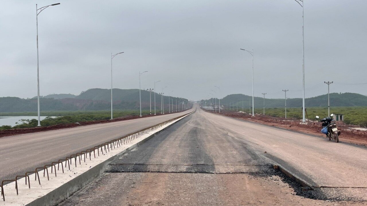 Cao tốc V&acirc;n Đồn - M&oacute;ng C&aacute;i l&agrave; đoạn tuyến cuối c&ugrave;ng trong chuỗi cao tốc dọc tỉnh của Quảng Ninh k&eacute;o d&agrave;i từ cầu Bạch Đằng, TX Quảng Y&ecirc;n đến Cửa khẩu Quốc tế M&oacute;ng C&aacute;i.
Khi dự &aacute;n ho&agrave;n th&agrave;nh v&agrave; đưa v&agrave;o sử dụng, Quảng Ninh sẽ trở th&agrave;nh tỉnh sở hữu đường cao tốc d&agrave;i nhất Việt Nam với chiều d&agrave;i gần 200km.