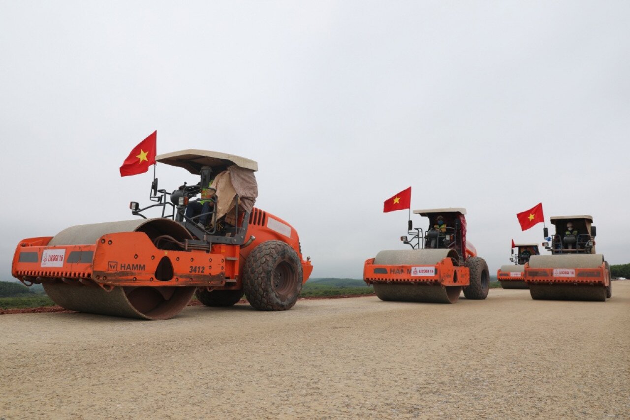 Đại diện nh&agrave; thầu Licogi 16 cho biết: Trong dịp Tết, ngo&agrave;i c&aacute;c chế độ chung theo quy định của ph&aacute;p luật, doanh nghiệp c&ograve;n hỗ trợ th&ecirc;m tiền ăn, lương thực, thực phẩm mang đặc trưng ng&agrave;y Tết như b&aacute;nh chưng, mứt, kẹo&hellip; đồng thời thường xuy&ecirc;n tổ chức bữa cơm Tất ni&ecirc;n, tặng qu&agrave;, ch&uacute;c Tết tr&ecirc;n c&ocirc;ng trường. Nhờ vậy, mọi c&aacute;n bộ, c&ocirc;ng nh&acirc;n vi&ecirc;n đều phấn khởi, ho&agrave;n th&agrave;nh tốt nhiệm vụ được giao&hellip;