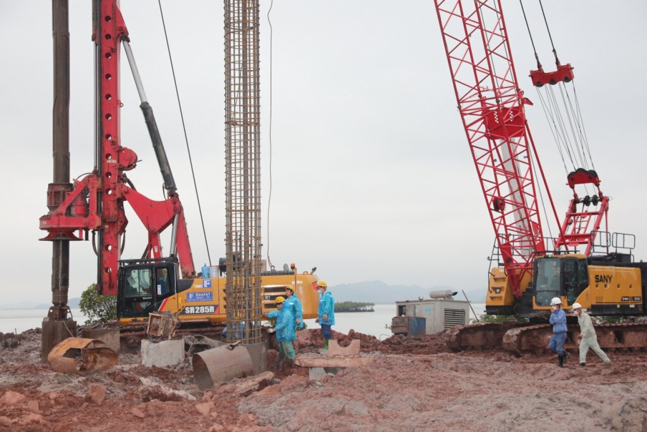 Để b&ugrave; đắp tiến độ chậm trước đ&acirc;y do điều chỉnh thiết kế k&eacute;o d&agrave;i cầu Đ&agrave;i Xuy&ecirc;n 1, trong những ng&agrave;y Tết, nh&agrave; thầu đ&atilde; tập trung thi c&ocirc;ng cọc nhồi hạng mục trụ v&agrave; mố cầu.