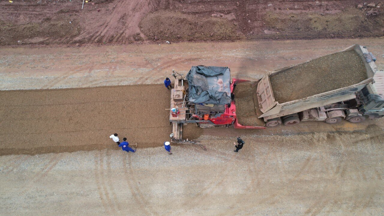 Sau khi cao tốc V&acirc;n Đồn - M&oacute;ng C&aacute;i ho&agrave;n th&agrave;nh, sẽ tạo th&agrave;nh tuyến cao tốc ven biển duy nhất kết nối trực tiếp, đồng bộ tới cả 3 khu kinh tế gồm khu kinh tế ven biển Quảng Y&ecirc;n, khu kinh tế V&acirc;n Đồn v&agrave; khu kinh tế Cửa khẩu M&oacute;ng C&aacute;i. Ảnh: C&aacute;c c&ocirc;ng nh&acirc;n đang thi c&ocirc;ng cấp phối đ&aacute; dăm đoạn cao tốc qua huyện V&acirc;n Đồn.