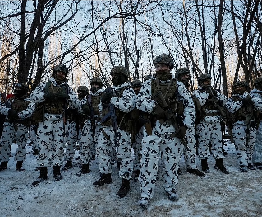 Cuộc tập trận bắn đạn thật diễn ra tại th&agrave;nh phố Pripyat l&agrave; một trong những nơi c&oacute; nồng độ ph&oacute;ng xạ cao nhất tr&ecirc;n thế giới v&igrave; gần nơi xảy ra thảm họa hạt nh&acirc;n Chernobyl năm 1986. Ảnh - Reuters