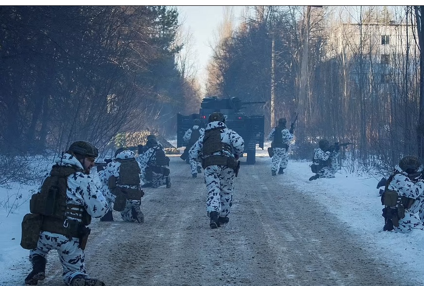 Th&agrave;nh phố Pripyat từng l&agrave; nơi sinh sống của 50.000 d&acirc;n nhưng sau thảm họa hạt nh&acirc;n Chernobyl năm 1986, người d&acirc;n tại Pripyat đ&atilde; phải sơ t&aacute;n v&agrave; giờ trở th&agrave;nh địa điểm diễn tập của người d&acirc;n Ukraine. Ảnh - Reuters