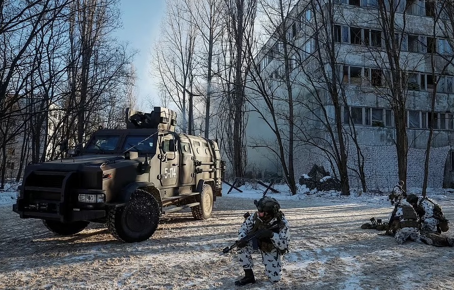 Th&agrave;nh phố n&agrave;y c&oacute; quang cảnh t&ograve;a nh&agrave;, đường phố bị t&agrave;n ph&aacute; v&agrave; hoang vắng, ph&ugrave; hợp với qu&aacute; tr&igrave;nh diễn tập ph&ograve;ng nguy cơ tấn c&ocirc;ng. Ảnh - Reuters