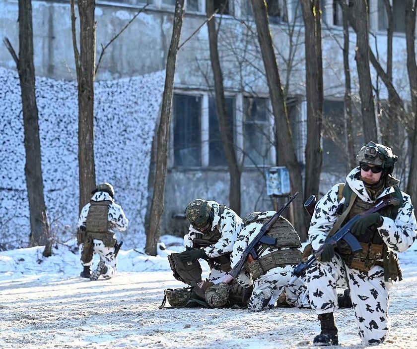 C&aacute;c lực lượng đến từ Bộ Nội vụ Ukraine, Vệ binh Quốc gia Ukraine, Bộ Khẩn cấp Ukraine tham gia cuộc tập trận đặc biệt chiến lược chung. Ảnh - Reuters