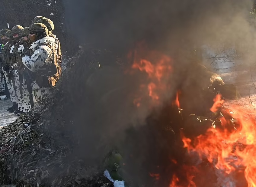 Cuộc tập trận bắn đạn thật ph&ocirc; trương sức mạnh của c&aacute;c lực lượng Ukraine nhằm gửi th&ocirc;ng điệp r&otilde; r&agrave;ng tới Điện Kremlin rằng Kiev sẵn s&agrave;ng chống lại c&aacute;c lực lượng qu&acirc;n sự Nga vốn đang tập trung qu&acirc;n sự c&aacute;ch bi&ecirc;n giới Ukraine khoảng 9km. Ảnh - Reuters