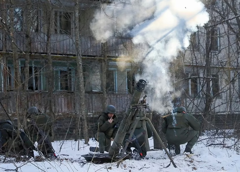 Trong cuộc diễn tập c&ograve;n c&oacute; hoạt động diễn tập sơ t&aacute;n v&agrave; chữa ch&aacute;y. M&aacute;y bay kh&ocirc;ng người l&aacute;i ph&aacute;t loa th&ocirc;ng b&aacute;o người d&acirc;n nhanh ch&oacute;ng rời khỏi c&aacute;c t&ograve;a nh&agrave; trong khi nh&acirc;n vi&ecirc;n y tế tham gia hỗ trợ sơ t&aacute;n v&agrave; dập lửa. Ảnh - Reuters