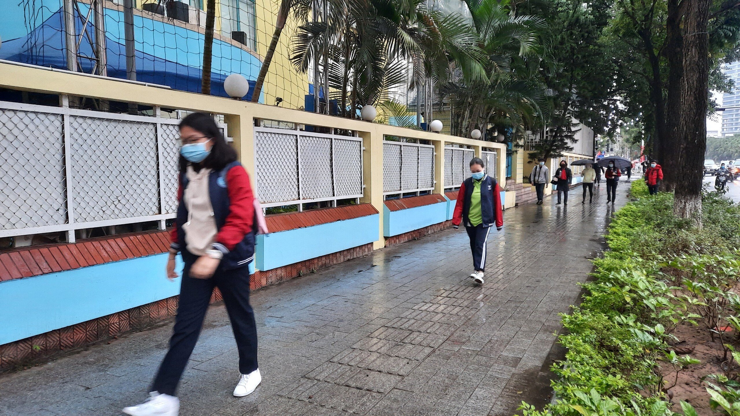 S&aacute;ng nay (8/2/2022), học sinh khối lớp 7 đến 12 của H&agrave; Nội trở lại trường học trực tiếp sau nhiều th&aacute;ng học online để ph&ograve;ng, chống dịch Covid-19.