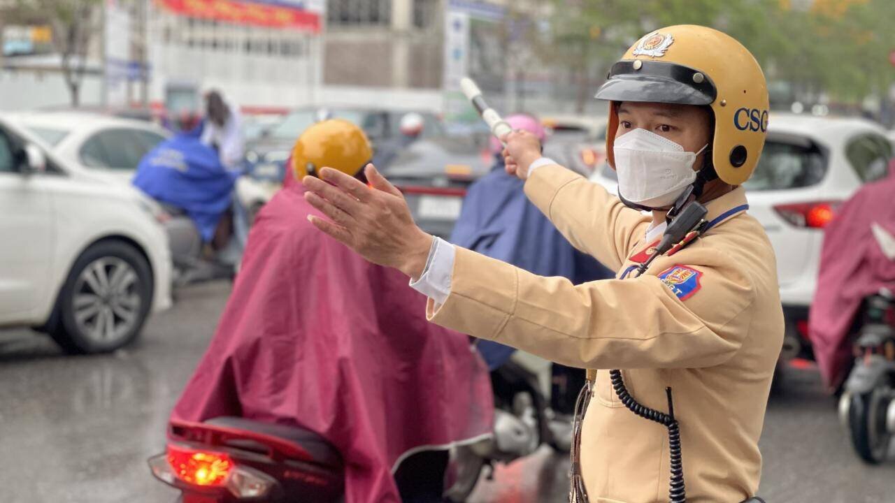 Đội CSGT đường bộ số 7 (H&agrave; Nội) ph&acirc;n luồng tr&ecirc;n đường Ho&agrave;ng Minh Gi&aacute;m đảm bảo học sinh v&agrave;o trường Amsterdam tr&ecirc;n địa b&agrave;n quận Cầu Giấy. Thượng u&yacute; Vũ Mạnh Cường, c&aacute;n bộ Đội CSGT đường bộ số 7 th&ocirc;ng tin, thời điểm học sinh tới trường th&igrave; tuyến đường n&agrave;y cũng c&oacute; đ&ocirc;ng người đi l&agrave;m, do đ&oacute; CSGT đ&atilde; hướng dẫn phương tiện kh&ocirc;ng quay đầu từ khu vực Cầu Giấy qua cầu Ho&agrave;ng Minh Gi&aacute;m để đảm bảo cho học sinh v&agrave;o trường. Trường hợp khu vực đường Ho&agrave;ng Minh Gi&aacute;m đ&ocirc;ng, đơn vị sẽ phối hợp với Đội CSGT đường bộ số 6 để hướng dẫn ph&acirc;n luồng từ xa.