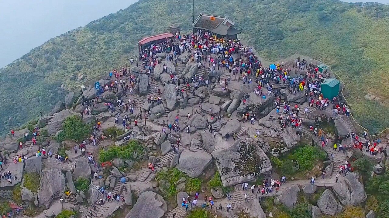 Để đảm bảo ph&ograve;ng, chống dịch Covid-19, tỉnh Quảng Ninh kh&ocirc;ng tổ chức khai hội c&aacute;c đền, ch&ugrave;a&hellip; Nhưng ngay từ những ng&agrave;y đầu năm mới, c&aacute;c địa điểm du lịch t&acirc;m linh tr&ecirc;n địa b&agrave;n tỉnh Quảng Ninh đ&atilde; đ&ocirc;ng k&iacute;n người.