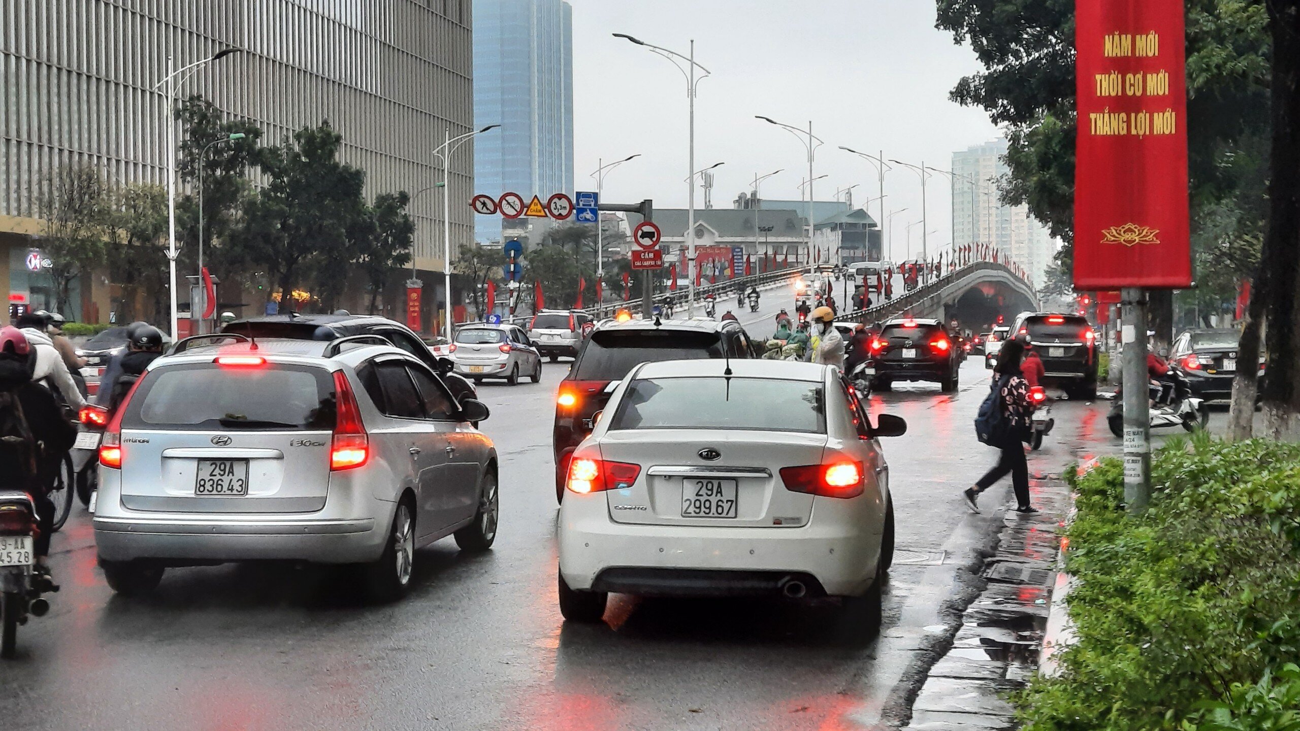 Chị Nguyễn Ngọc Anh, phụ huynh học sinh Đỗ Trọng Qu&acirc;n trường THPT chuy&ecirc;n H&agrave; Nội &ndash; Amsterdam cho biết, lưu th&ocirc;ng từ Giảng V&otilde; qua đường L&ecirc; Văn Lương đến Ho&agrave;ng Minh Gi&aacute;m kh&aacute; thuận lợi v&agrave;o thời điểm 6h30 đến 7h s&aacute;ng nay. D&ugrave; thời tiết kh&ocirc;ng thuận lợi, mưa r&eacute;t nhưng tại c&aacute;c n&uacute;t giao th&ocirc;ng chờ t&iacute;n hiệu đ&egrave;n đỏ l&acirc;u, phụ huynh v&agrave; học sinh đều được CSGT chủ động hướng dẫn cho nhanh qua chốt.