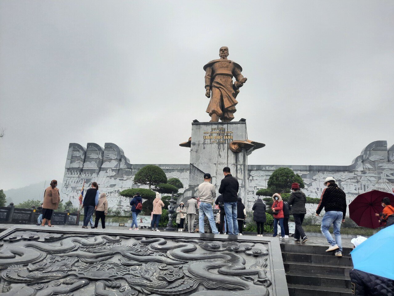 Theo th&ocirc;ng tin từ cơ quan chức năng tỉnh Quảng Ninh, trong dịp nghỉ Tết Nguy&ecirc;n đ&aacute;n Nh&acirc;m Dần, địa phương n&agrave;y đ&atilde; c&oacute; 300.000 lượt kh&aacute;ch đến c&aacute;c khu, điểm du lịch tr&ecirc;n địa b&agrave;n.

Trong đ&oacute;, tập trung chủ yếu tại Khu di t&iacute;ch v&agrave; Danh thắng Y&ecirc;n Tử, ch&ugrave;a Ba V&agrave;ng với tr&ecirc;n 100.000 lượt, ch&ugrave;a Ngọa V&acirc;n 30.000 lượt, Đền Cửa &Ocirc;ng khoảng tr&ecirc;n 53.000 lượt, ch&ugrave;a C&aacute;i Bầu 25.000 lượt, vịnh Hạ Long 5.000 lượt&hellip; Tổng doanh thu từ du lịch đạt khoảng 400 tỷ đồng.