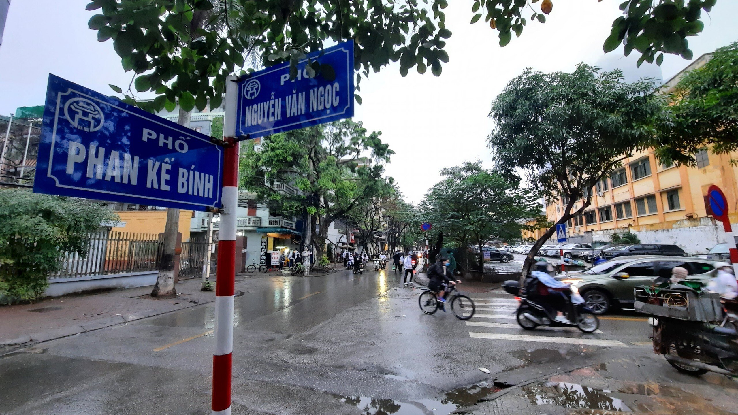 Tại phố Phan Kế B&iacute;nh giao với Nguyễn Văn Ngọc để v&agrave;o trường THPT Phạm Hồng Th&aacute;i cũng rất th&ocirc;ng tho&aacute;ng. Trao đổi với PV B&aacute;o Giao th&ocirc;ng, Đại t&aacute; Dương Đức Hải, Trưởng ph&ograve;ng CSGT C&ocirc;ng an TP H&agrave; Nội cho biết, để hỗ trợ c&aacute;c em học sinh v&agrave; phụ huynh thuận lợi tới trường sau thời gian d&agrave;i học online, Ph&ograve;ng CSGT đ&atilde; chủ động l&ecirc;n phương &aacute;n ph&acirc;n luồng tại c&aacute;c điểm trường, c&aacute;c n&uacute;t giao th&ocirc;ng gần với c&aacute;c khu vực điểm trường c&oacute; nguy cơ &ugrave;n ứ v&agrave;o giờ cao điểm.
