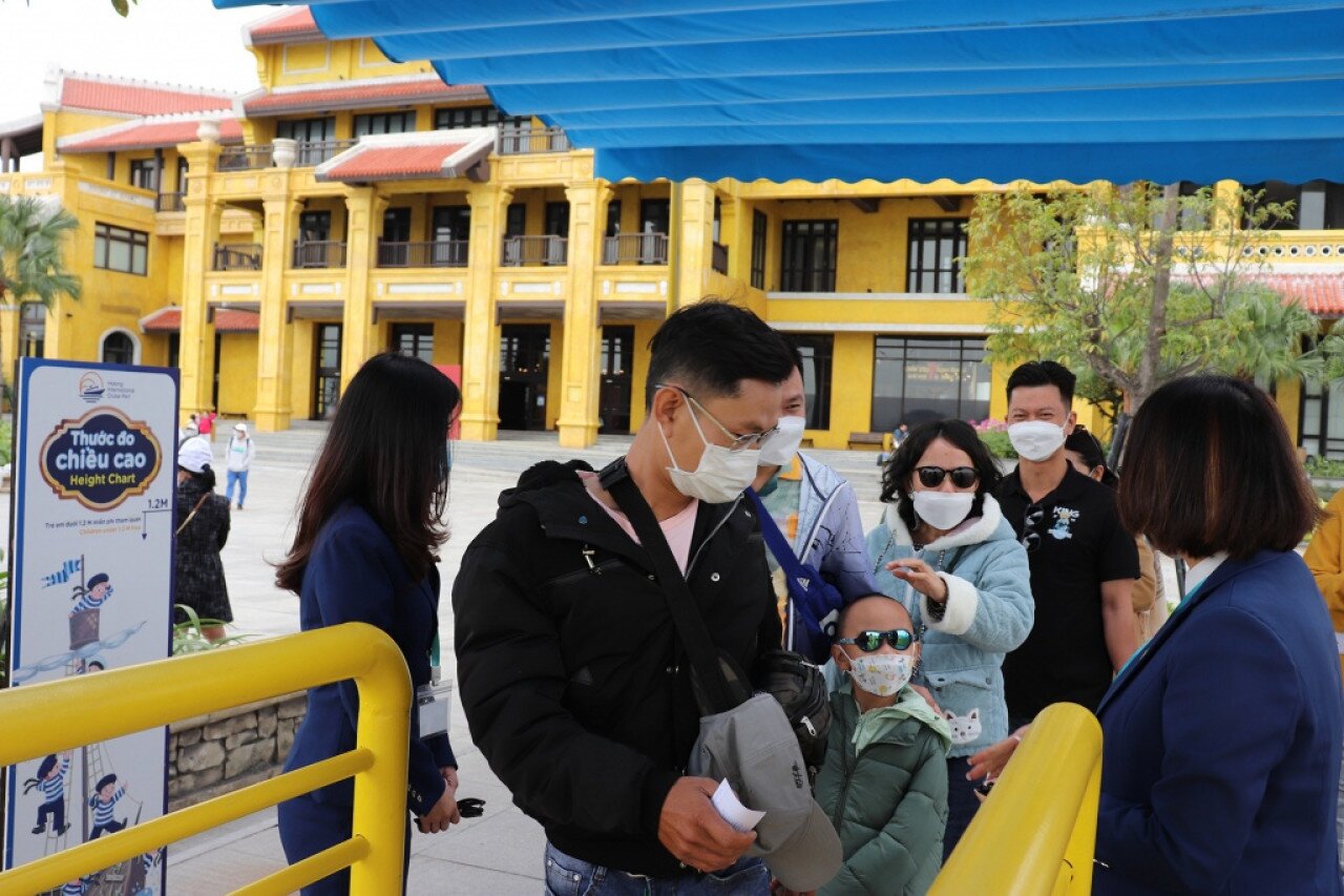 Đ&acirc;y l&agrave; t&iacute;n hiệu vui, đ&aacute;nh dấu sự phục hồi của ng&agrave;nh c&ocirc;ng nghiệp kh&ocirc;ng kh&oacute;i sau thời gian gần như đ&oacute;ng băng do dịch bệnh. Theo kế hoạch, năm nay, tỉnh Quảng Ninh phấn đấu đ&oacute;n 9,5 triệu lượt kh&aacute;ch du lịch, trong đ&oacute; c&oacute; tr&ecirc;n 1,4 triệu lượt kh&aacute;ch quốc tế...