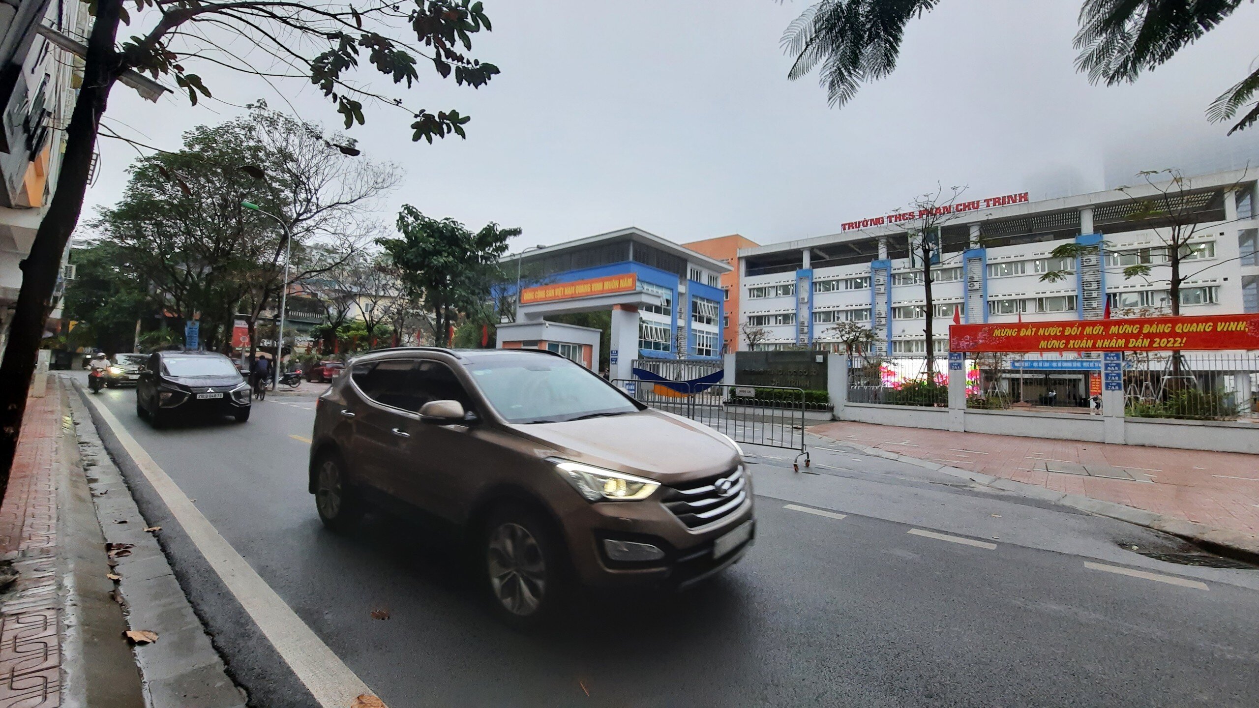 "Với phương ch&acirc;m: kh&ocirc;ng để học sinh n&agrave;o tới trường muộn v&igrave; l&yacute; do tắc đường, phương &aacute;n c&oacute; sự phối hợp chặt chẽ c&ugrave;ng c&ocirc;ng an địa b&agrave;n v&agrave; th&ocirc;ng b&aacute;o tới nh&agrave; trường hướng dẫn c&aacute;c phụ huynh c&ugrave;ng phối hợp. Trong nhiều ng&agrave;y tới thời tiết Thủ đ&ocirc; c&ograve;n diễn biến xấu mưa lạnh hạn chế tầm nh&igrave;n, học sinh phụ huynh cần chủ động thời gian đến trường. Trong khi di chuyển tr&aacute;nh t&acirc;m l&yacute; vội v&agrave;ng, ph&oacute;ng nhanh vượt ẩu m&agrave; cần tu&acirc;n thủ hướng dẫn của lực lượng c&ocirc;ng an l&agrave;m nhiệm vụ tr&ecirc;n đường. Khi gặp sự cố kh&aacute;ch quan hỏng xe, &ugrave;n tắc li&ecirc;n hệ ngay lực lượng chức năng l&agrave;m nhiệm vụ tr&ecirc;n đường để được gi&uacute;p đỡ kịp thời", Đại t&aacute; Hải khuyến c&aacute;o.