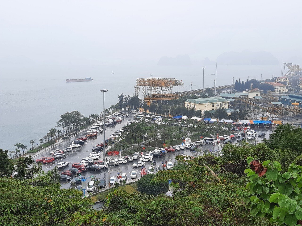 Ghi nhận của PV B&aacute;o Giao th&ocirc;ng, từ khu vực ng&atilde; ba Dốc Đỏ (QL18, TP. U&ocirc;ng B&iacute;, Quảng Ninh) dẫn v&agrave;o khu danh thắng Y&ecirc;n Tử l&uacute;c n&agrave;o cũng nườm nượp h&agrave;ng ngh&igrave;n &ocirc; t&ocirc;, xe m&aacute;y khiến nơi đ&acirc;y thường xuy&ecirc;n xảy ra cảnh &ugrave;n tắc.