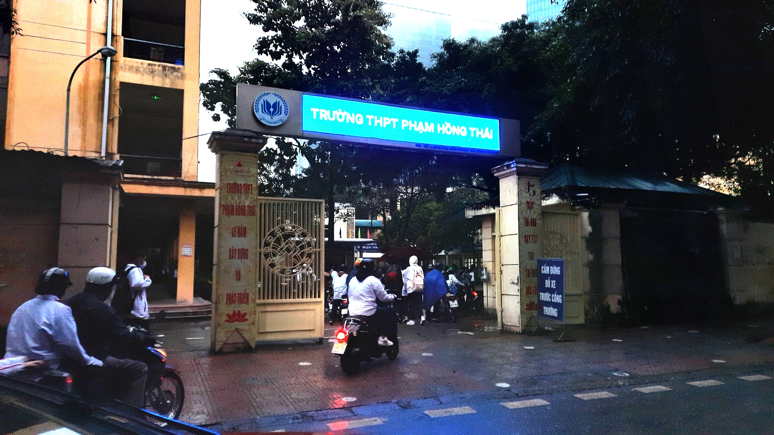 Ghi nhận của PV B&aacute;o Giao th&ocirc;ng, d&ugrave; trong s&aacute;ng nay thời tiết c&oacute; mưa v&agrave; lạnh nhưng c&aacute;c em học sinh vẫn đến trường rất sớm.