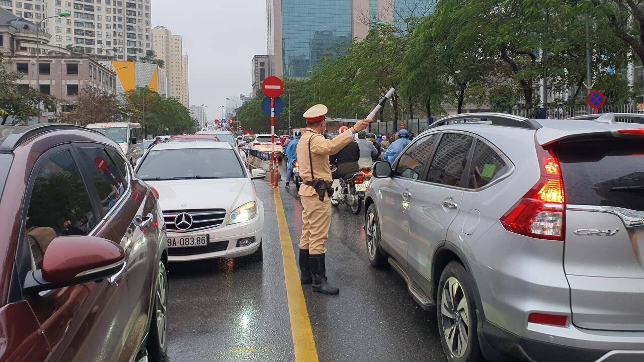 Tr&ecirc;n địa b&agrave;n quận Long Bi&ecirc;n, khu vực phố Nguyễn Văn Cừ, Ngọc L&acirc;m tập trung nhiều trường PTTH Nguyễn Gia Thiều, THCS Gia Thuỵ, Bồ Đề&hellip; c&oacute; mật độ người v&agrave; phương tiện đổ về để qua cầu Chương Dương v&agrave; Long Bi&ecirc;n sang nội th&agrave;nh l&agrave;m việc thời điểm đầu giờ s&aacute;ng rất đ&ocirc;ng. Trung t&aacute; Thiều Mạnh Ngọc, Đội CSGT số 5, Ph&ograve;ng CSGT (C&ocirc;ng anTP H&agrave; Nội) cho biết, đ&atilde; chủ động th&ecirc;m nhiều tổ tuần tra ứng trực khu vực đầu cầu Chương Dương điều tiết giao th&ocirc;ng, bảo đảm cho c&aacute;c em học sinh đến trường đ&uacute;ng giờ.