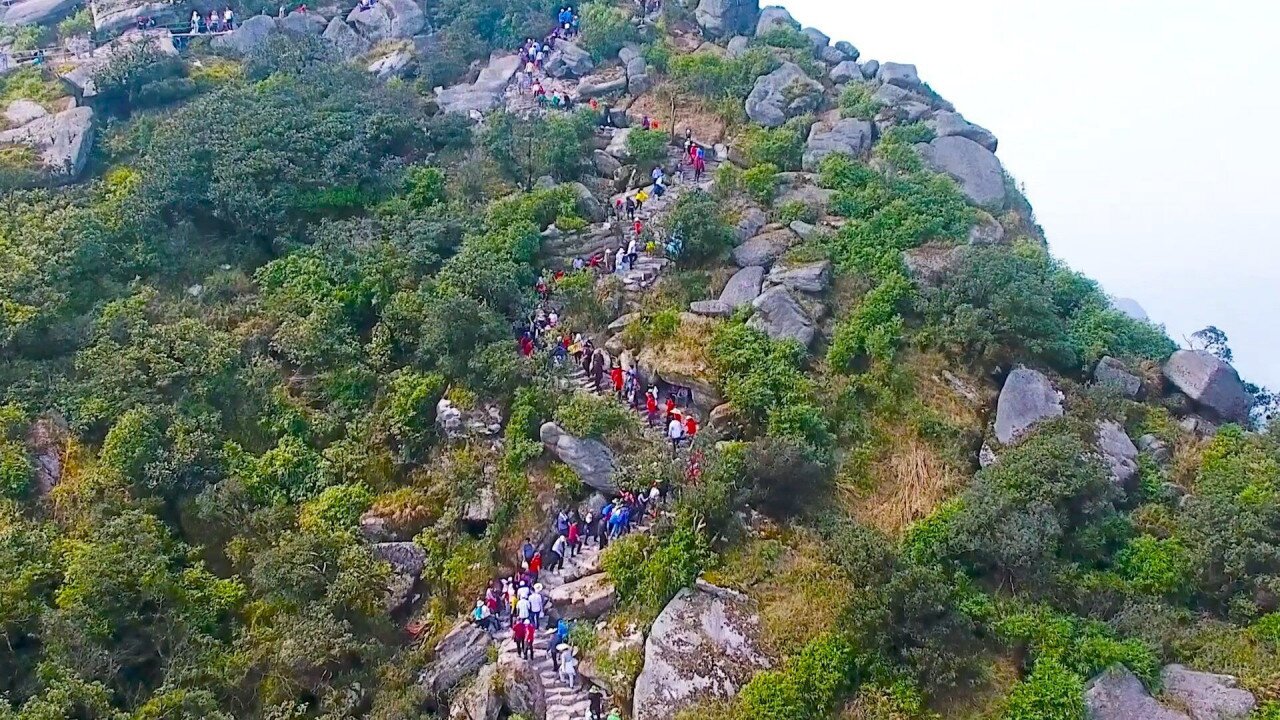 Ngay từ ng&agrave;y m&ugrave;ng 1 Tết, di t&iacute;ch danh thắng Y&ecirc;n Tử đ&atilde; c&oacute; những đo&agrave;n người đến chi&ecirc;m b&aacute;i Tổ thiền, khấn phật cầu an.