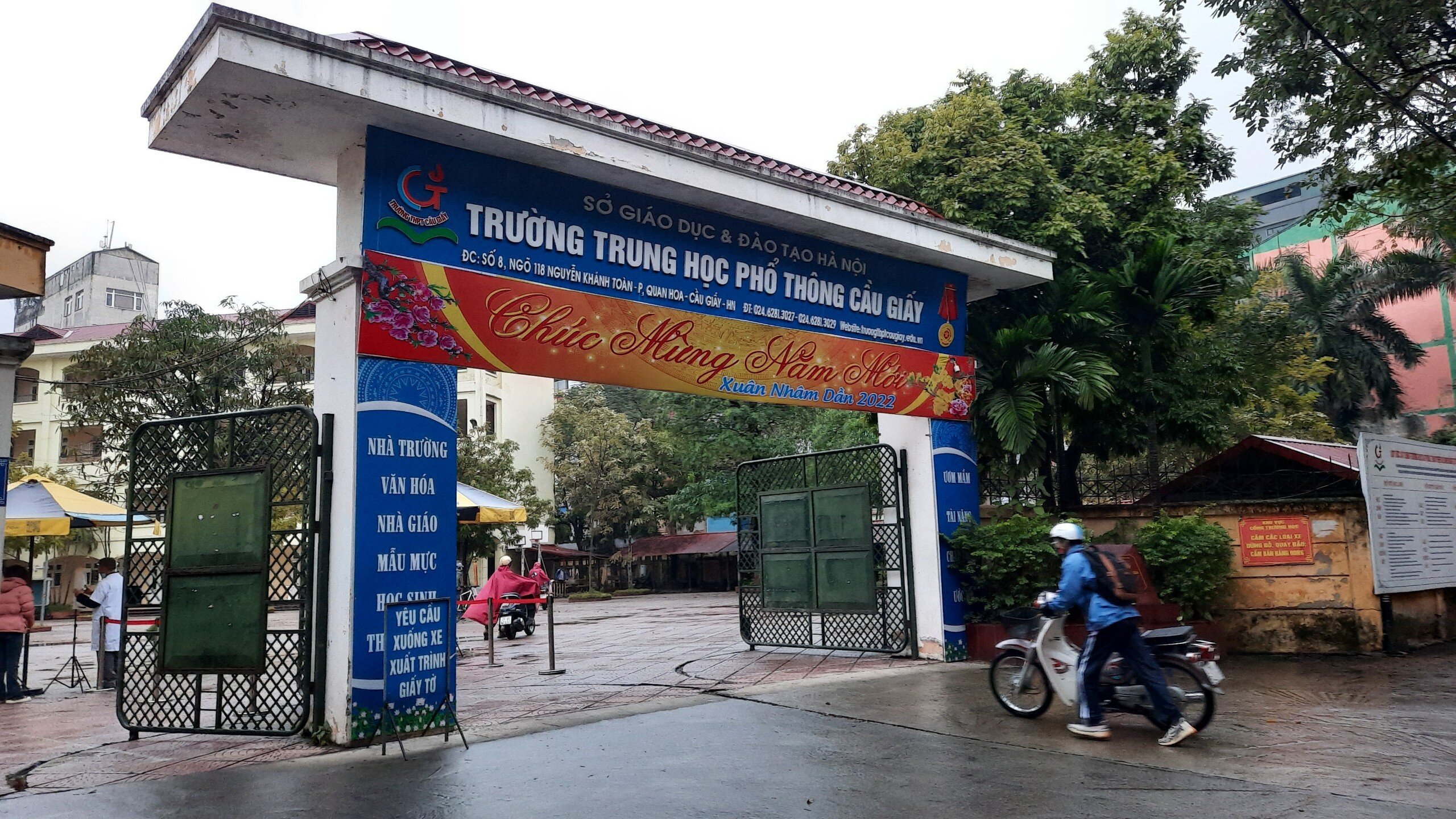 Tại trường THPT Cầu Giấy (quận Cầu Giấy), từ hơn 6h s&aacute;ng đ&atilde; c&oacute; những học sinh đến trường.