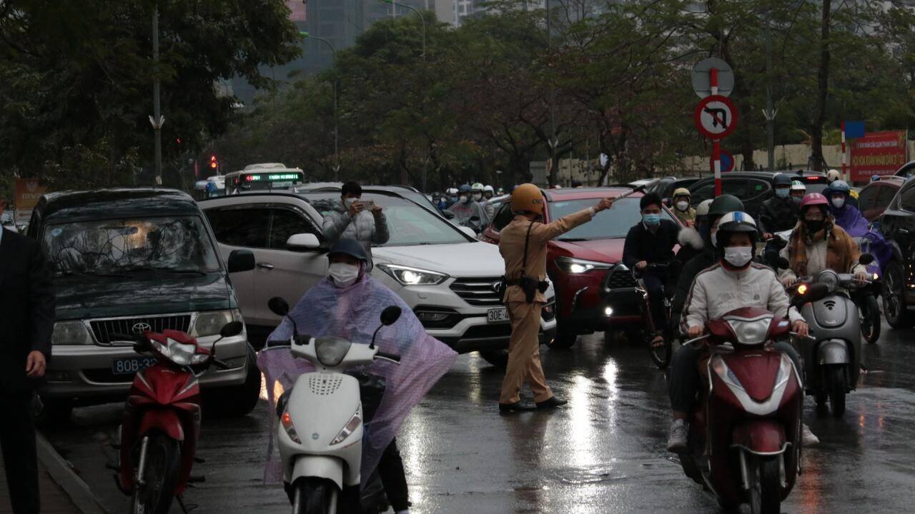 Ngay từ s&aacute;ng sớm, lực lượng CSGT H&agrave; Nội đ&atilde; ứng trực, đảm bảo hướng dẫn, ph&acirc;n luồng cho học sinh đến trường sau thời gian nghỉ dịch Covid-19. Đại u&yacute; Vương Tiến T&acirc;m, Đội trưởng Đội CSGT - trật tự, C&ocirc;ng an quận Đống Đa cho biết, kh&ocirc;ng chỉ đảm bảo giao th&ocirc;ng th&ocirc;ng suốt, lực lượng CSGT c&ograve;n sẵn s&agrave;ng gi&uacute;p đỡ học sinh v&agrave; phụ huynh khi xảy ra sự cố hỏng xe, &ugrave;n tắc.