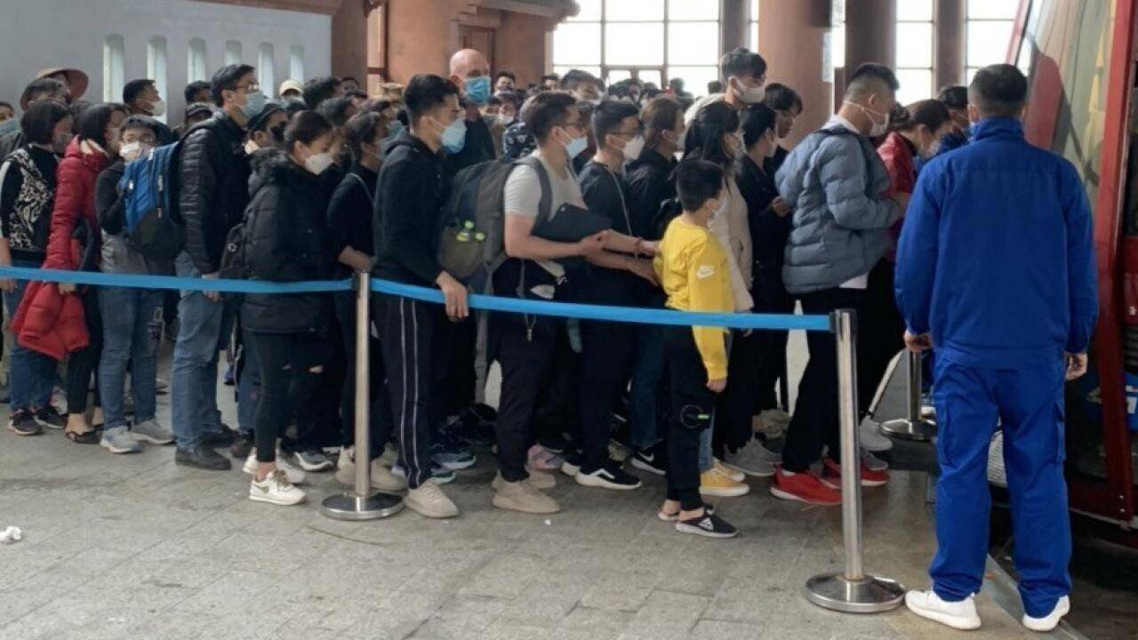 D&ograve;ng người h&agrave;nh hương về Y&ecirc;n Tử đ&ocirc;ng nhất l&agrave; v&agrave;o ng&agrave;y 5 v&agrave; m&ugrave;ng 6 th&aacute;ng Gi&ecirc;ng. Ở c&aacute;c ga c&aacute;p treo, c&aacute;c điểm thờ tự, nhiều thời điểm d&ograve;ng người phải xếp h&agrave;ng chờ nhau v&agrave;o lễ b&aacute;i, cầu an&hellip;