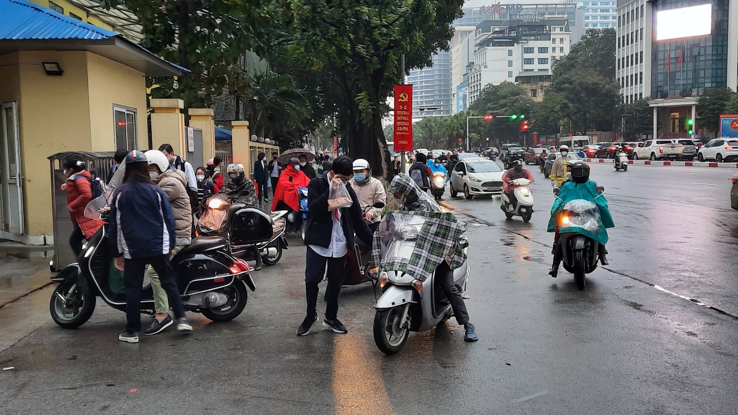 L&agrave; ng&agrave;y đầu ti&ecirc;n sau rất nhiều th&aacute;ng mới được trở lại trường học trực tiếp n&ecirc;n rất nhiều phụ huynh đ&atilde; tự m&igrave;nh đưa con em đến trường.