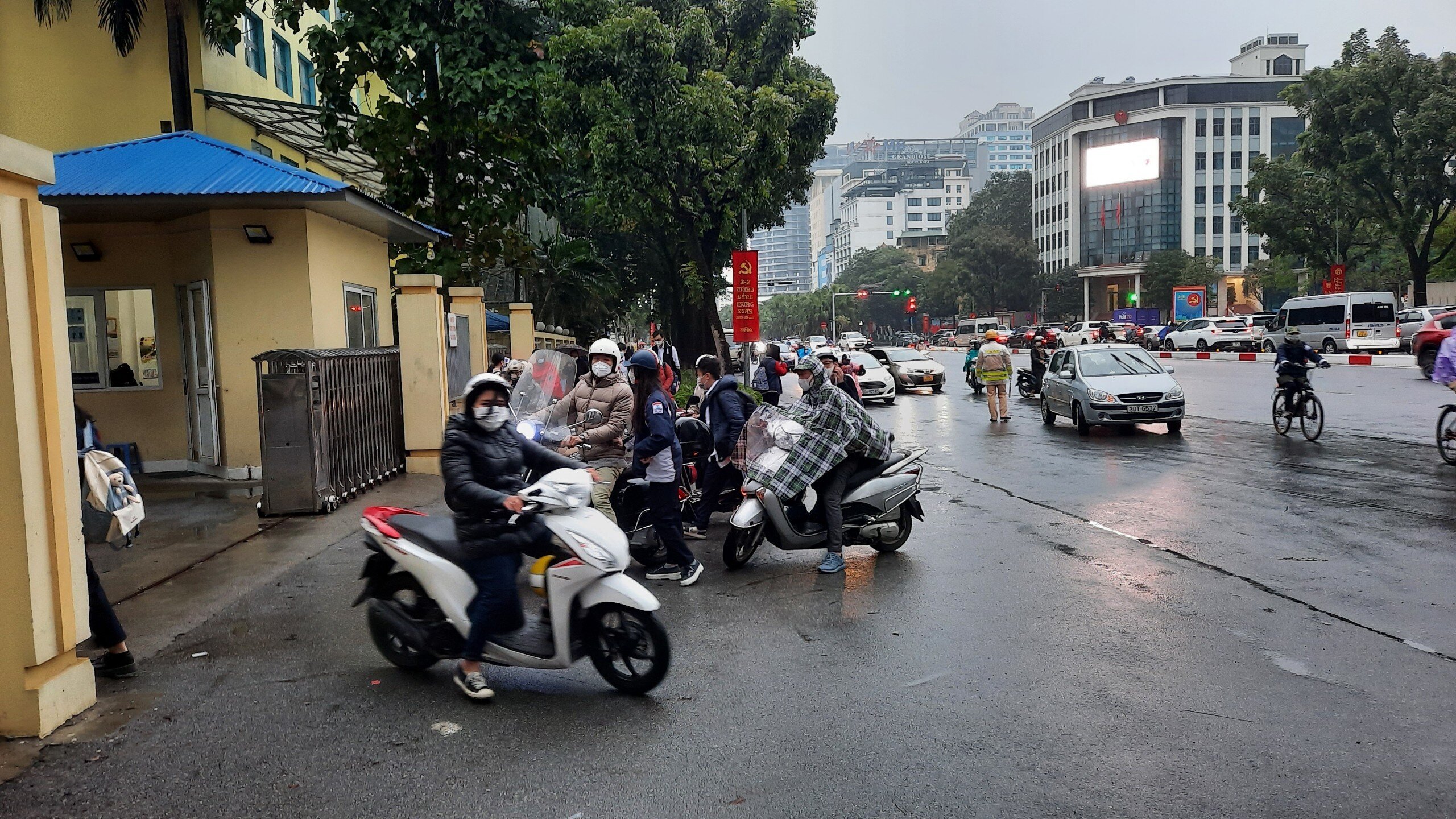 Nhờ c&oacute; sự ph&acirc;n luồng của CSGT v&agrave; sự khẩn trương của cha mẹ học sinh n&ecirc;n tại đ&acirc;y chỉ xuất hiện &ugrave;n tắc nhẹ.