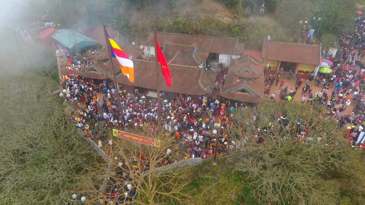 "Để phục vụ c&ocirc;ng t&aacute;c ph&ograve;ng chống dịch Covid-19 đảm bảo cho du kh&aacute;ch h&agrave;nh hương an to&agrave;n tuyệt đối, đơn vị đ&atilde; phối hợp với ch&iacute;nh quyền x&atilde; Thượng Y&ecirc;n C&ocirc;ng, doanh nghiệp kinh doanh trong di t&iacute;ch bố tr&iacute; c&aacute;n bộ ở c&aacute;c địa điểm hướng dẫn, tuy&ecirc;n truyền nhắc nhở du kh&aacute;ch thực hiện tốt th&ocirc;ng điệp 5K; mỗi khi c&oacute; người leo n&uacute;i mệt bỏ khẩu trang ra l&agrave; c&oacute; c&aacute;n bộ đến nhắc nhở", &ocirc;ng Dũng th&ocirc;ng tin.