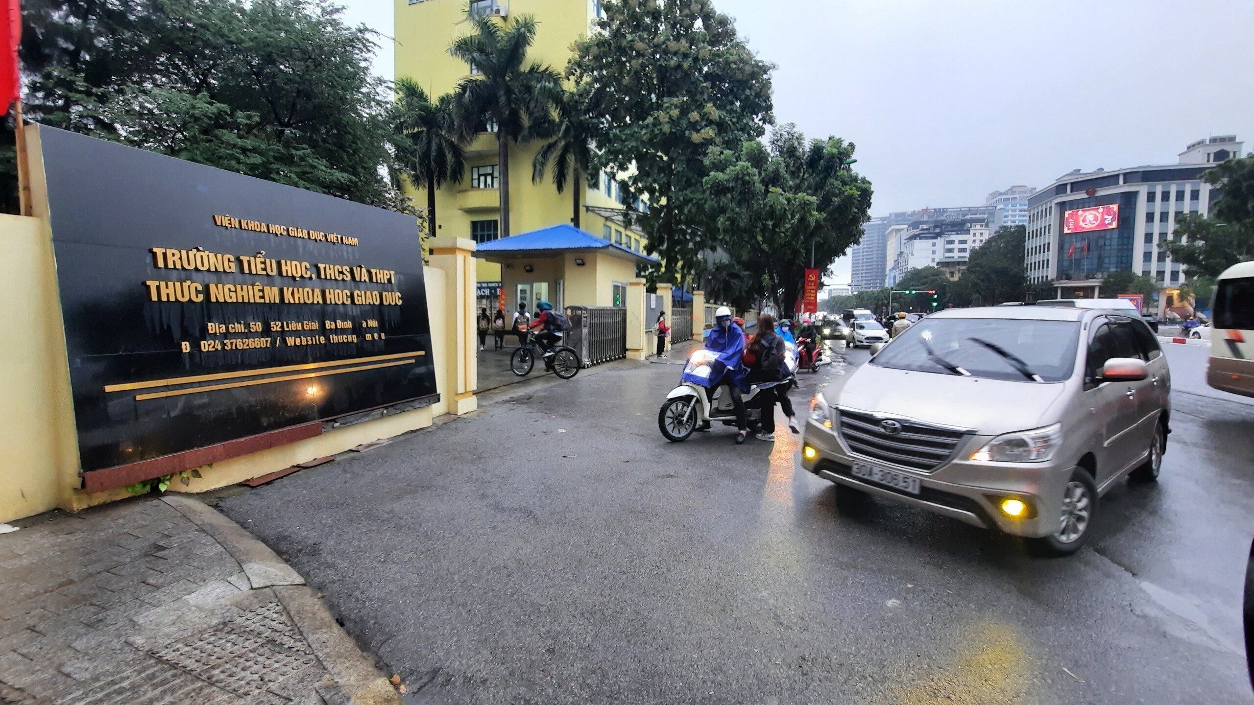Do s&aacute;ng nay thời tiết mưa n&ecirc;n nhiều phụ huynh đ&atilde; chọn &ocirc; t&ocirc; l&agrave; phương tiện đưa con em m&igrave;nh đến trường.