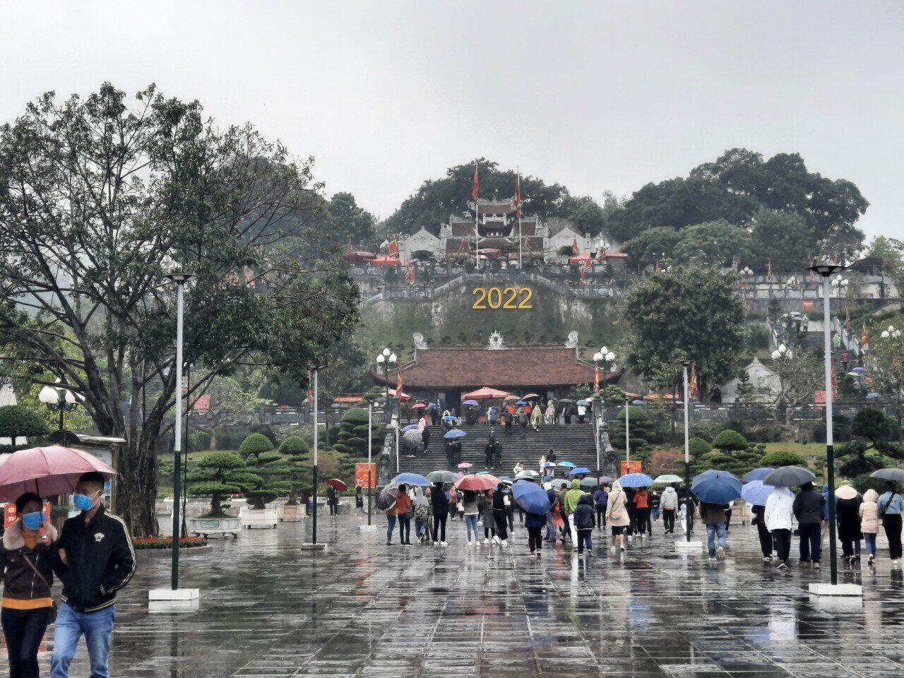 Xu&ocirc;i về đền Cửa &Ocirc;ng ở TP Cẩm Phả những ng&agrave;y đầu năm Nh&acirc;m Dần, PV cũng ghi nhận được nhộn nhịp du kh&aacute;ch đến lễ th&aacute;nh, cầu b&igrave;nh an.