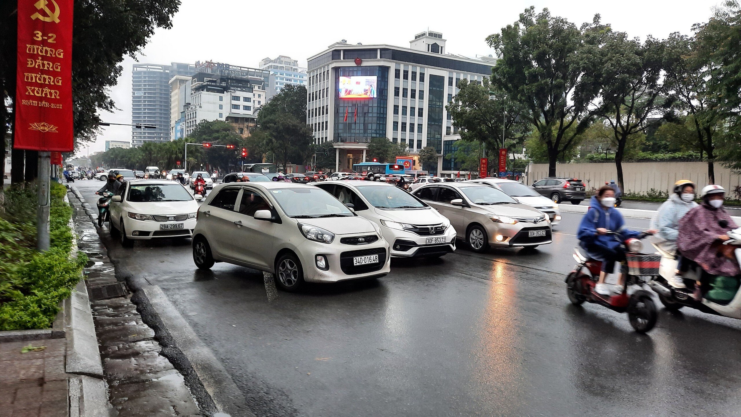 H&igrave;nh ảnh ghi nhận tại đường Liễu Giai (quận Ba Đ&igrave;nh) trước cổng trường Tiểu học, Trung học cơ sở, Trung học phổ th&ocirc;ng Thực nghiệm Khoa học Gi&aacute;o dục, nhiều phụ huynh d&ugrave;ng xe &ocirc; t&ocirc; đưa con tới trường.