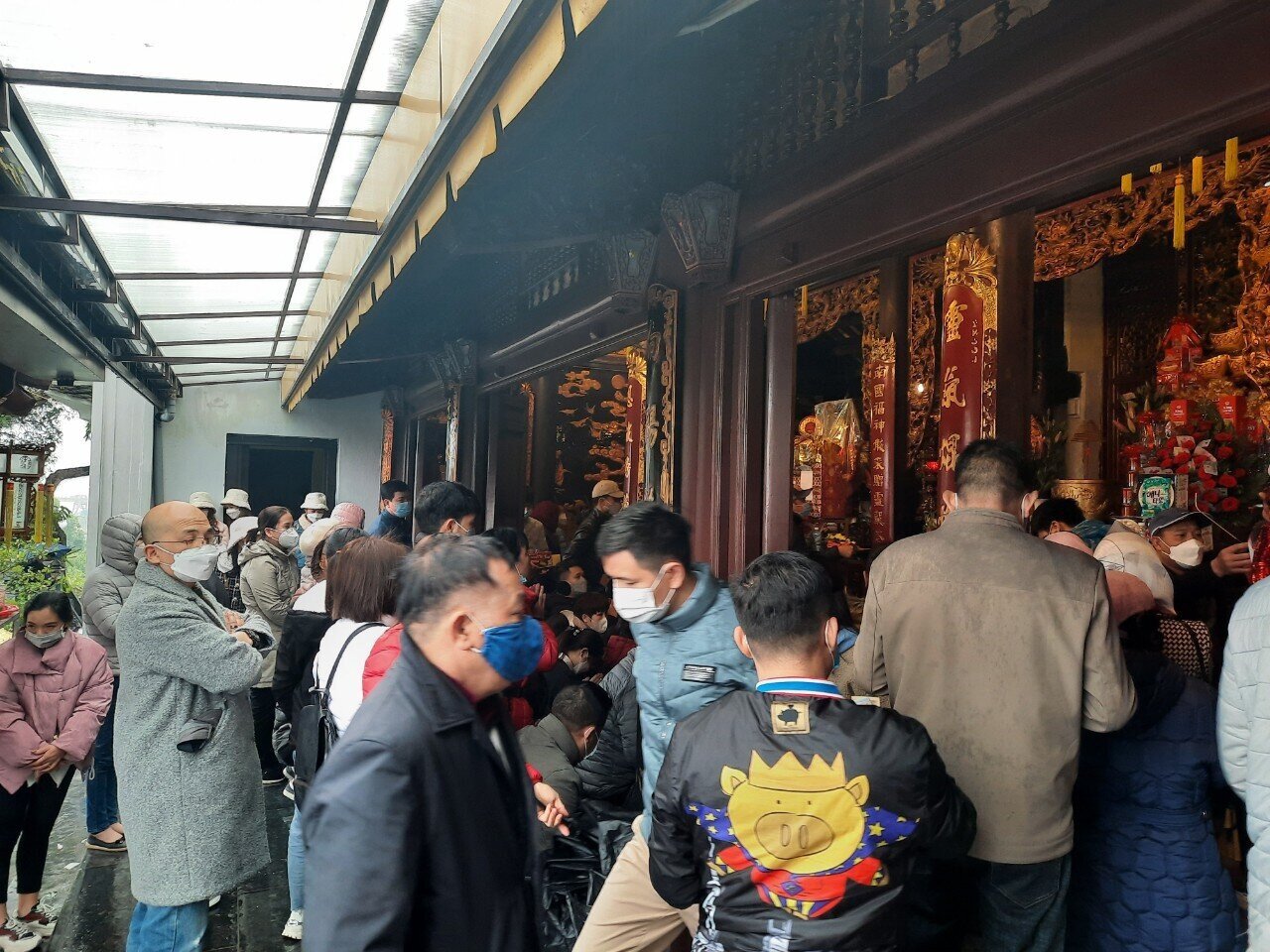 &Ocirc;ng Nguyễn Duy Thanh, Ph&oacute; trưởng Ban quản l&yacute; Di t&iacute;ch lịch sử quốc gia đặc biệt đền Cửa &Ocirc;ng - Cặp Ti&ecirc;n (TP Cẩm Phả) cho biết: D&ugrave; kh&ocirc;ng tổ chức khai hội, nhưng lường trước được nhu cầu của người d&acirc;n đến với đền Cửa &Ocirc;ng sẽ tăng mạnh trong dịp n&agrave;y, n&ecirc;n đơn vị đ&atilde; chủ động phối hợp x&acirc;y dựng kế hoạch ph&ograve;ng, chống dịch v&agrave; c&aacute;c phương &aacute;n xử tr&iacute; khi c&oacute; trường hợp mắc Covid-19.