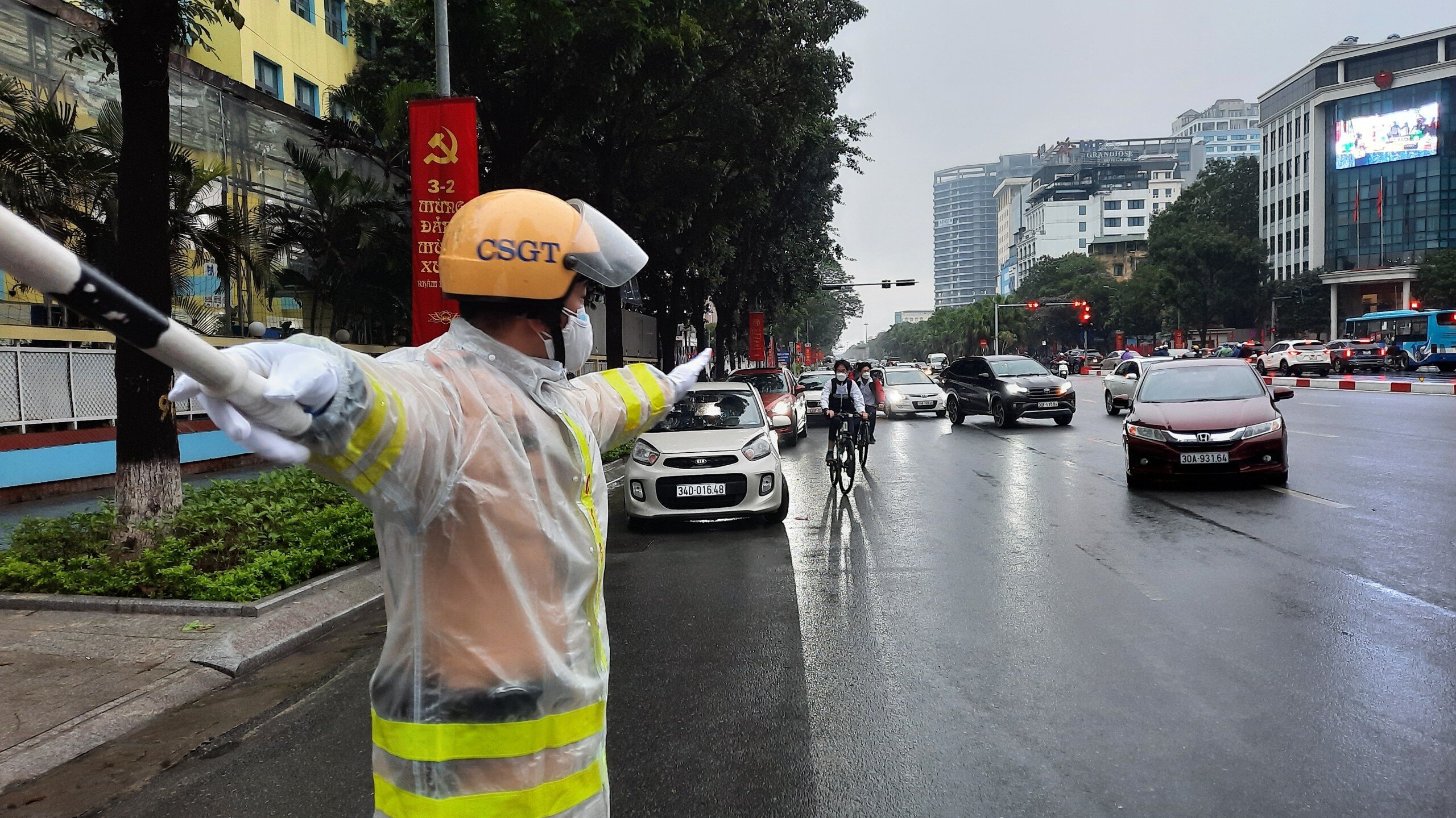 Lực lượng CSGT đ&atilde; c&oacute; mặt tại trước cổng trường Tiểu học, Trung học cơ sở, Trung học phổ th&ocirc;ng Thực nghiệm Khoa học Gi&aacute;o dục từ rất sớm để đảm bảo giao th&ocirc;ng được th&ocirc;ng suốt.